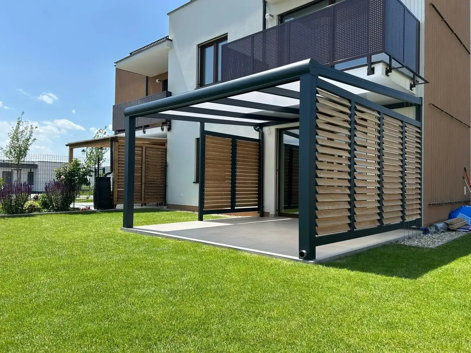 Aluminium pergola over the terrace of a family house – Flowgarden project