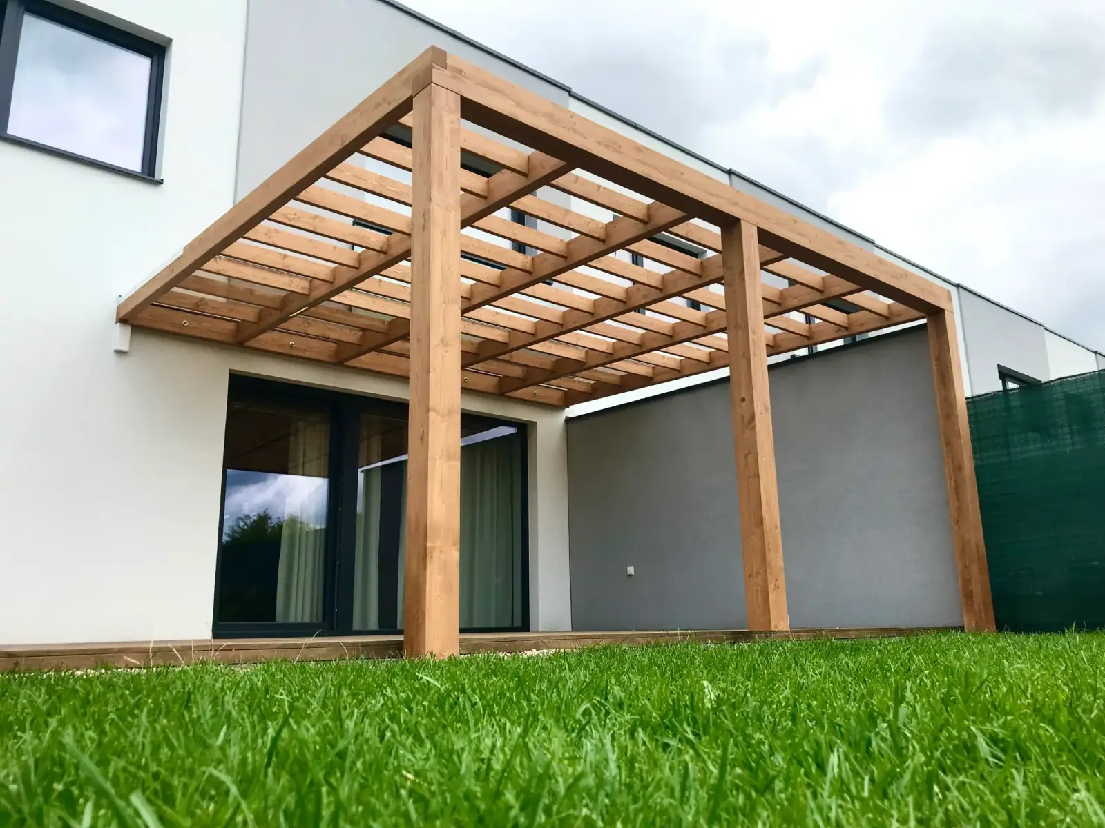 Aluminium pergola with side shading – Flowgarden project