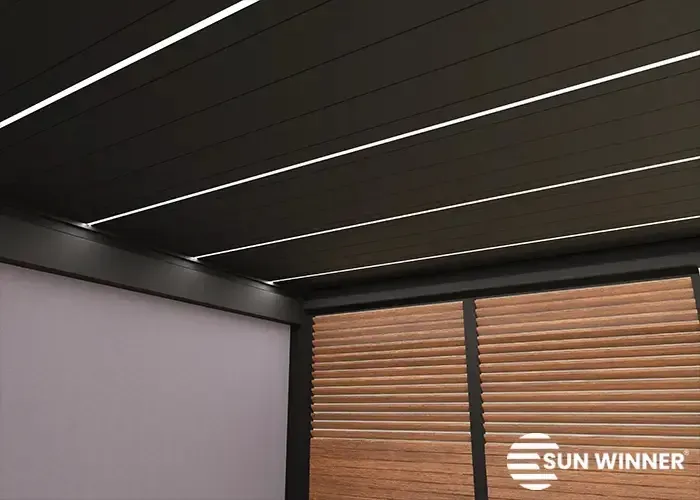 LED-Streifen in den Lamellen der bioklimatischen Pergola S500, eingeschaltet