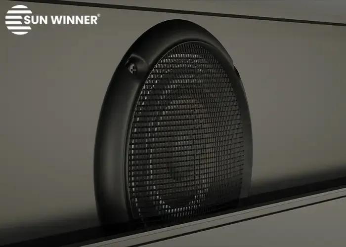 Schwarzer Lautsprecher 25 W im Rahmen der Pergola S500
