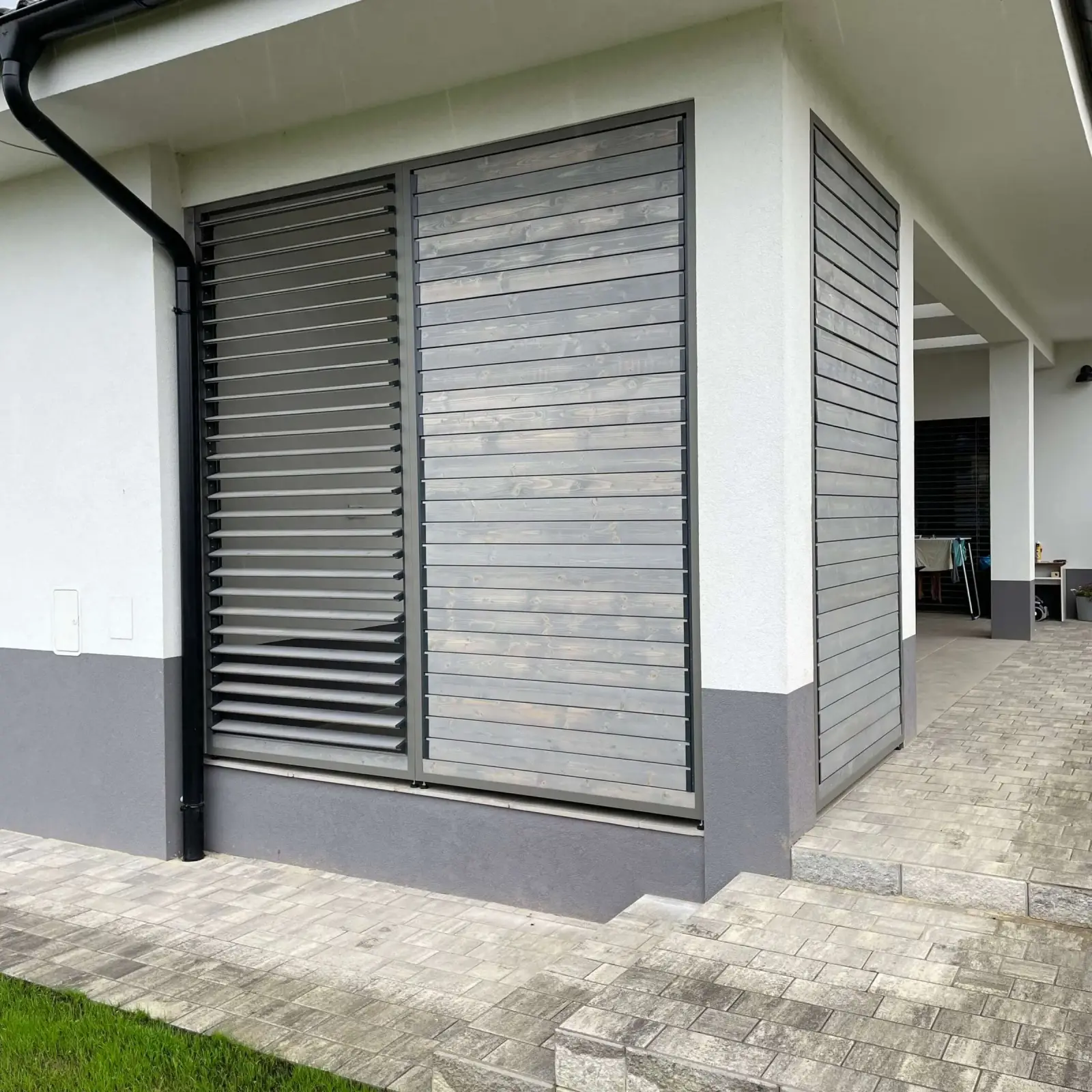Combined louvres with an aluminium frame – Flowgarden project