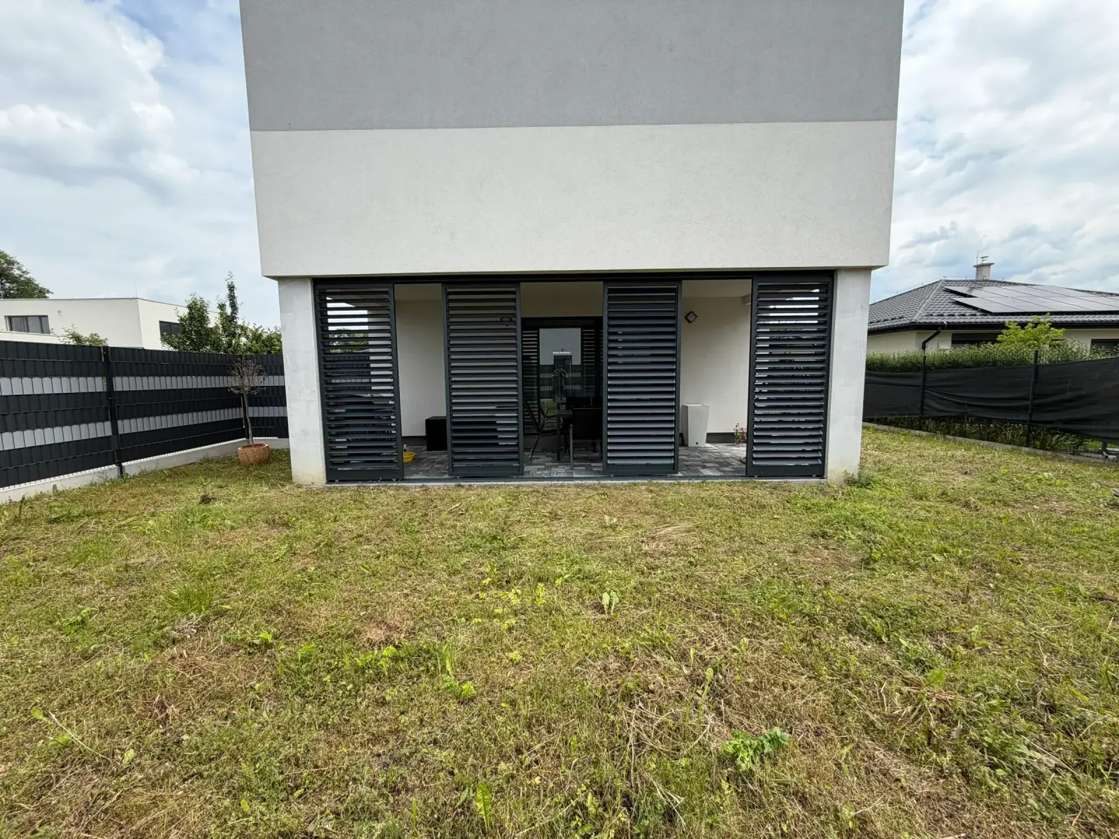 Aluminium rotating louvres on a pergola – aerial view of a Flowgarden project