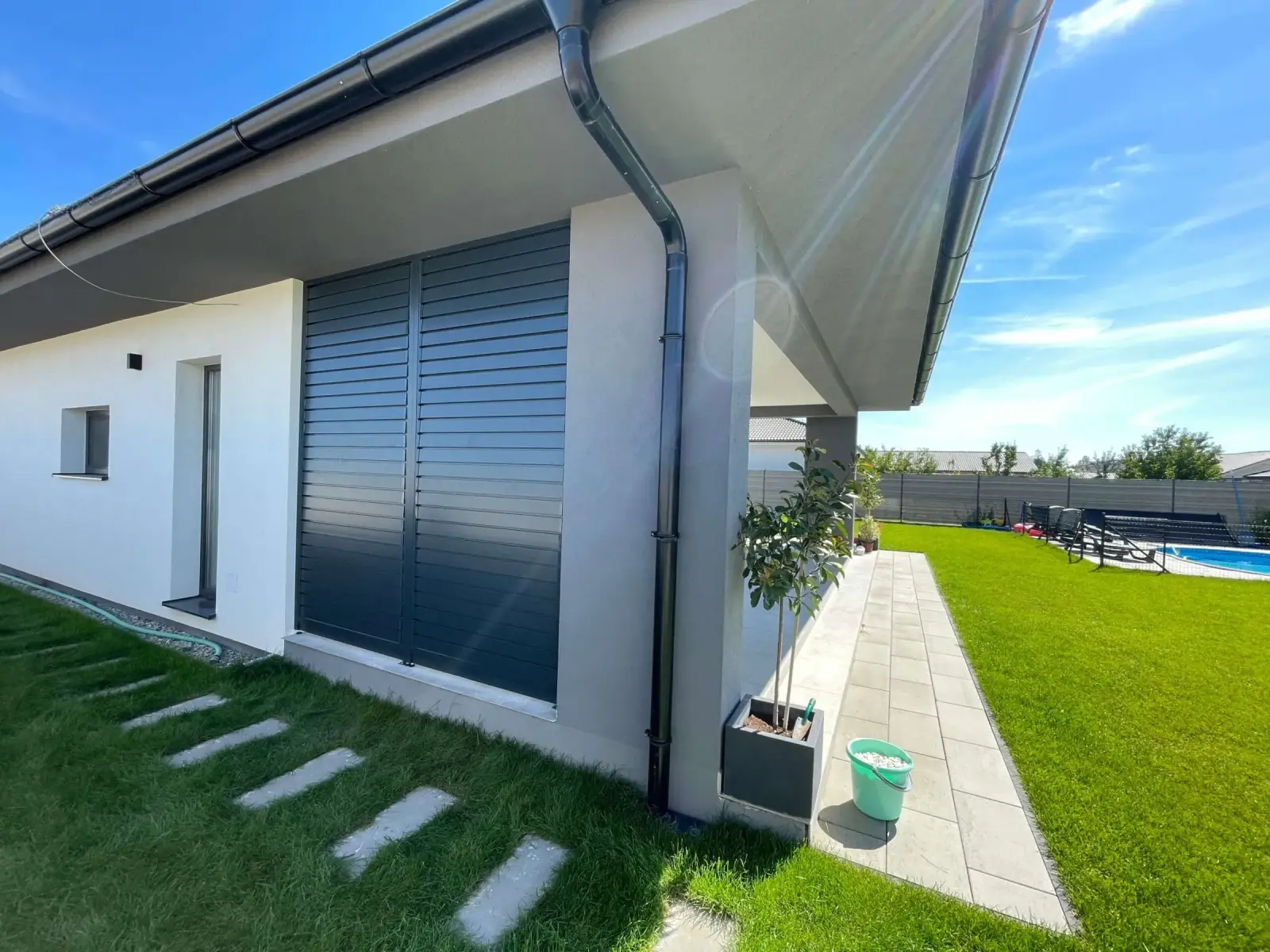 Aluminium rotating louvres – side shading project by Flowgarden
