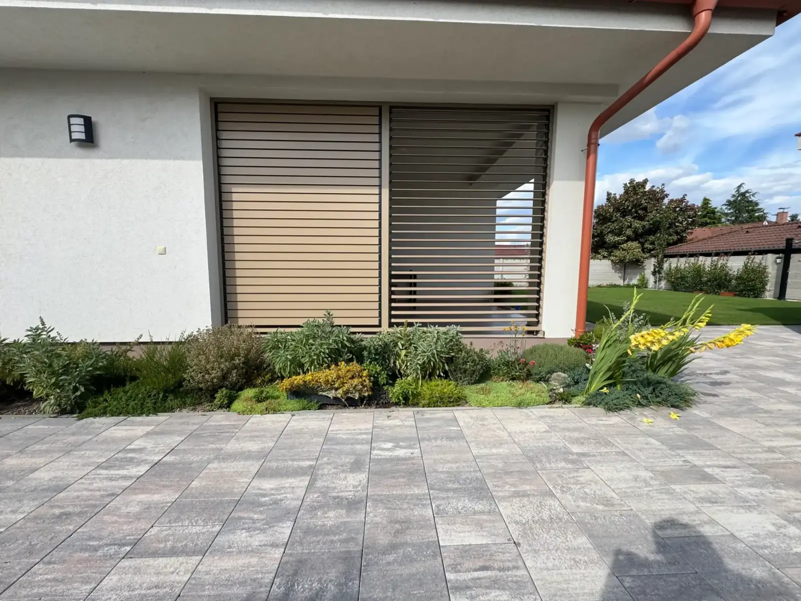 Classic aluminium louvres in a wood-effect finish – controlling light on a terrace