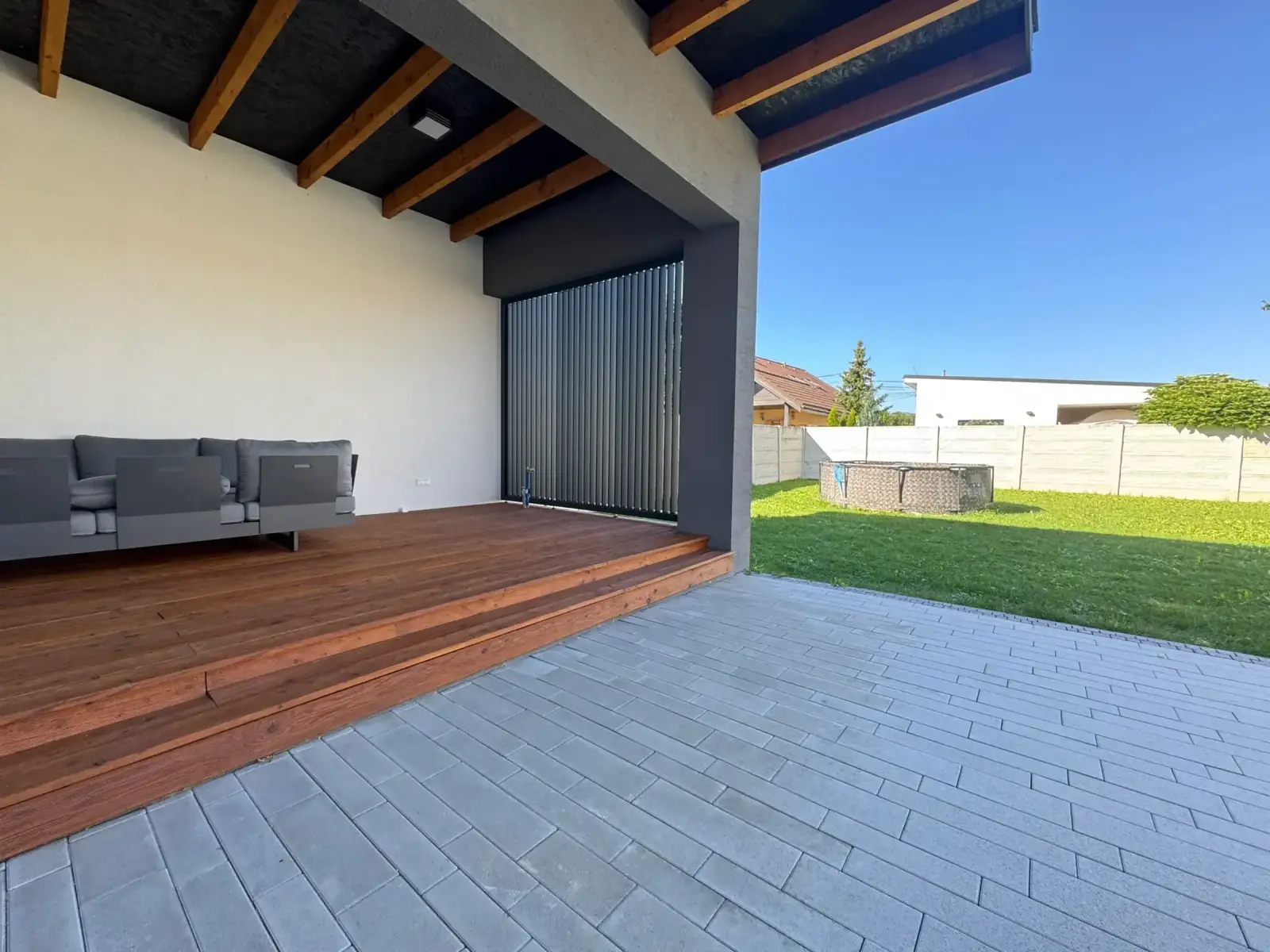 Vertical louvres on a balcony – privacy and light control