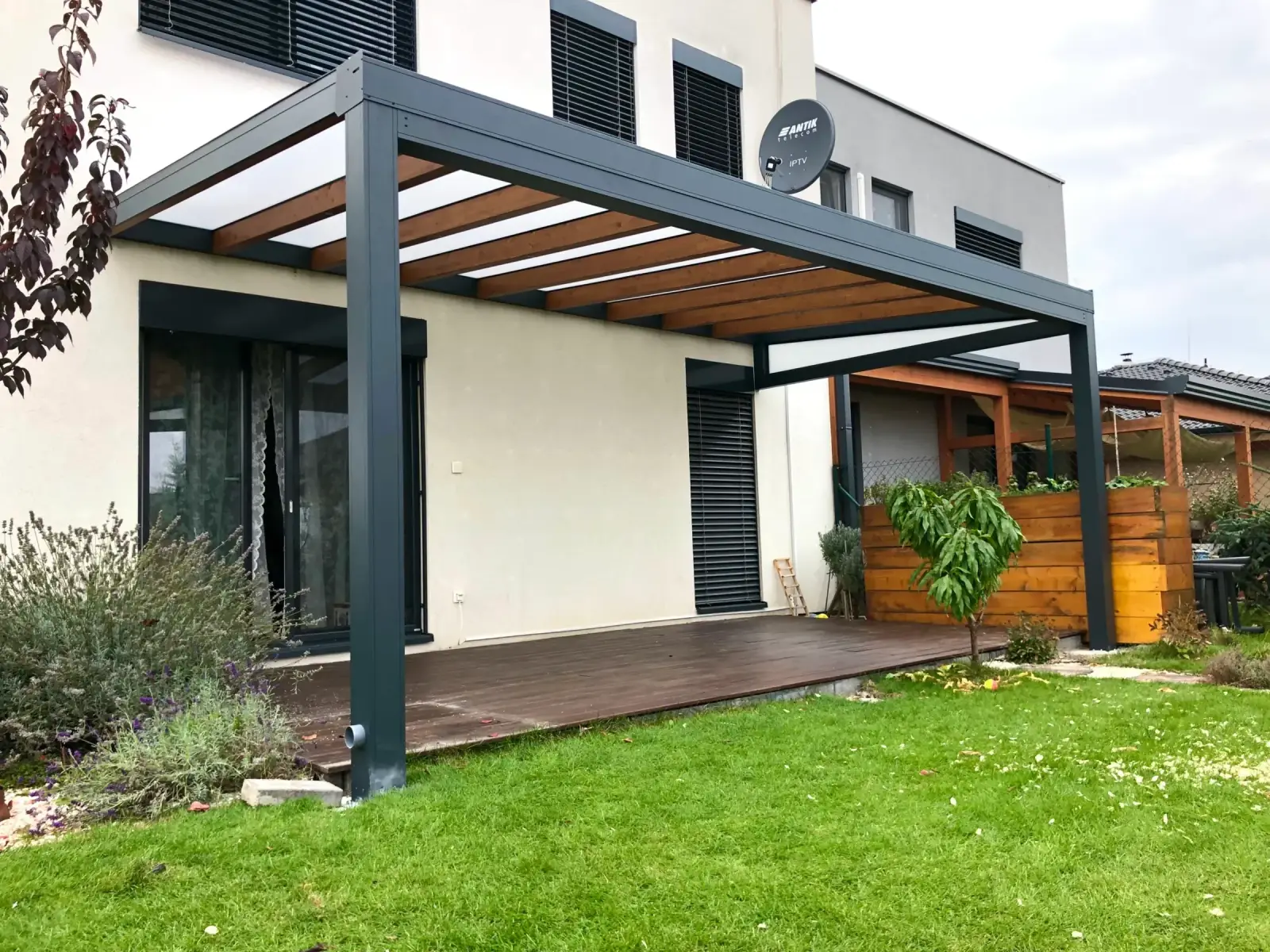 Aluminium pergola with a wooden roof by a family house – Flowgarden project