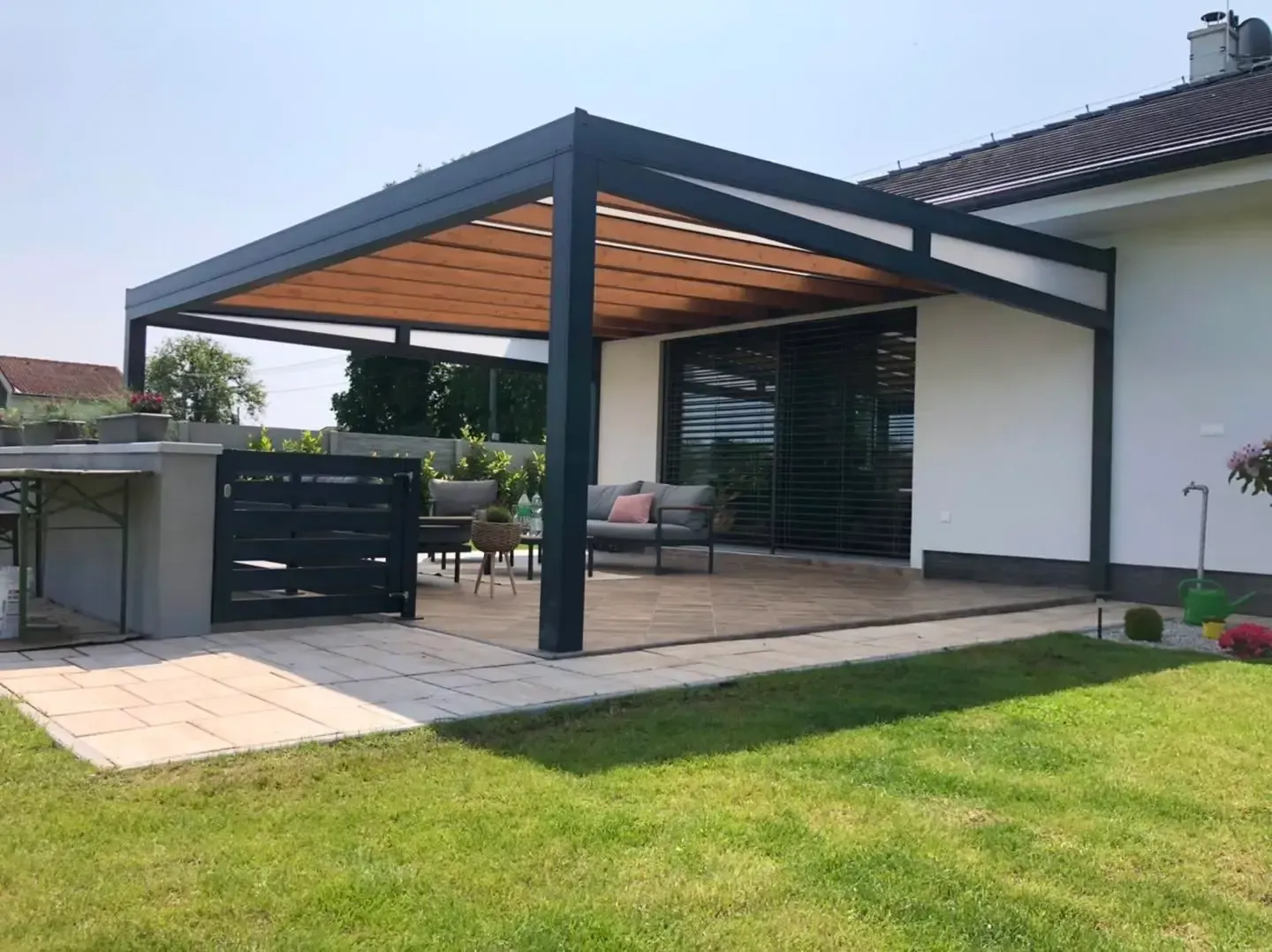 Aluminium pergola in anthracite RAL 7016 – Flowgarden project