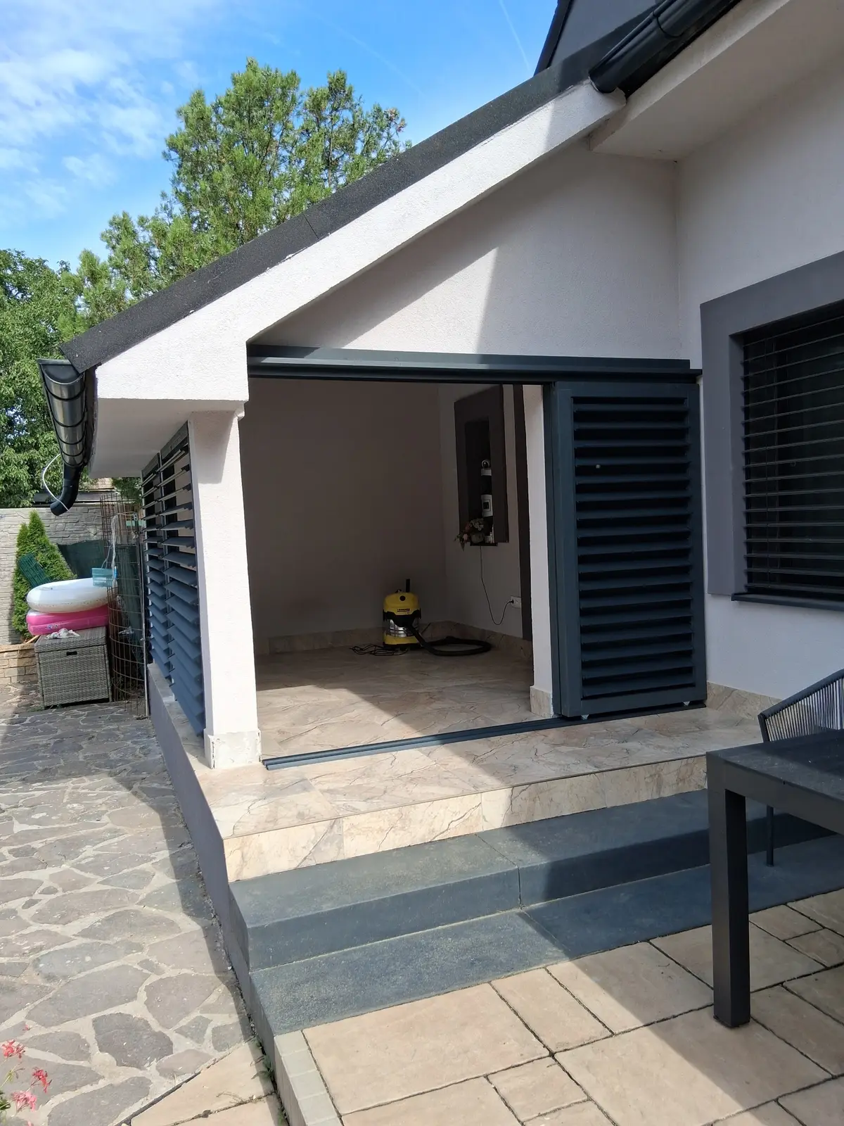Wooden frame – aluminium louvres – Flowgarden project, photo 5 of 75