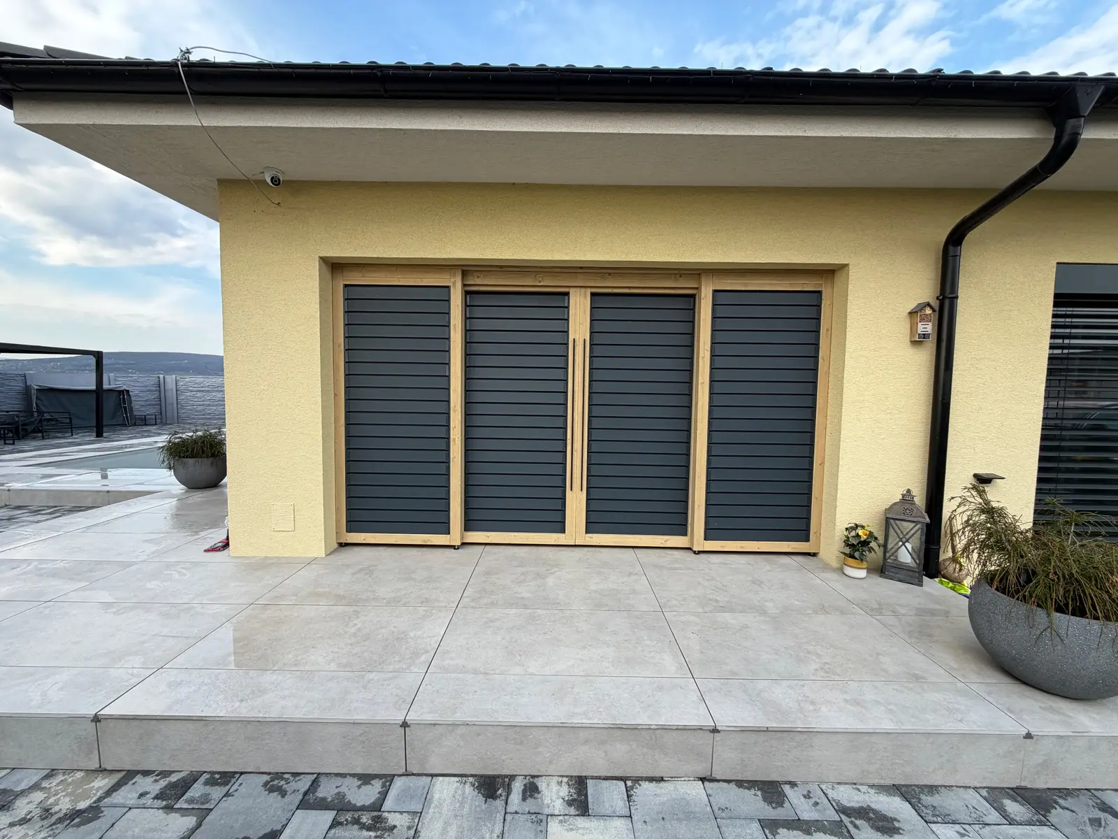 Wooden frame – aluminium louvres – Flowgarden project, photo 10 of 75