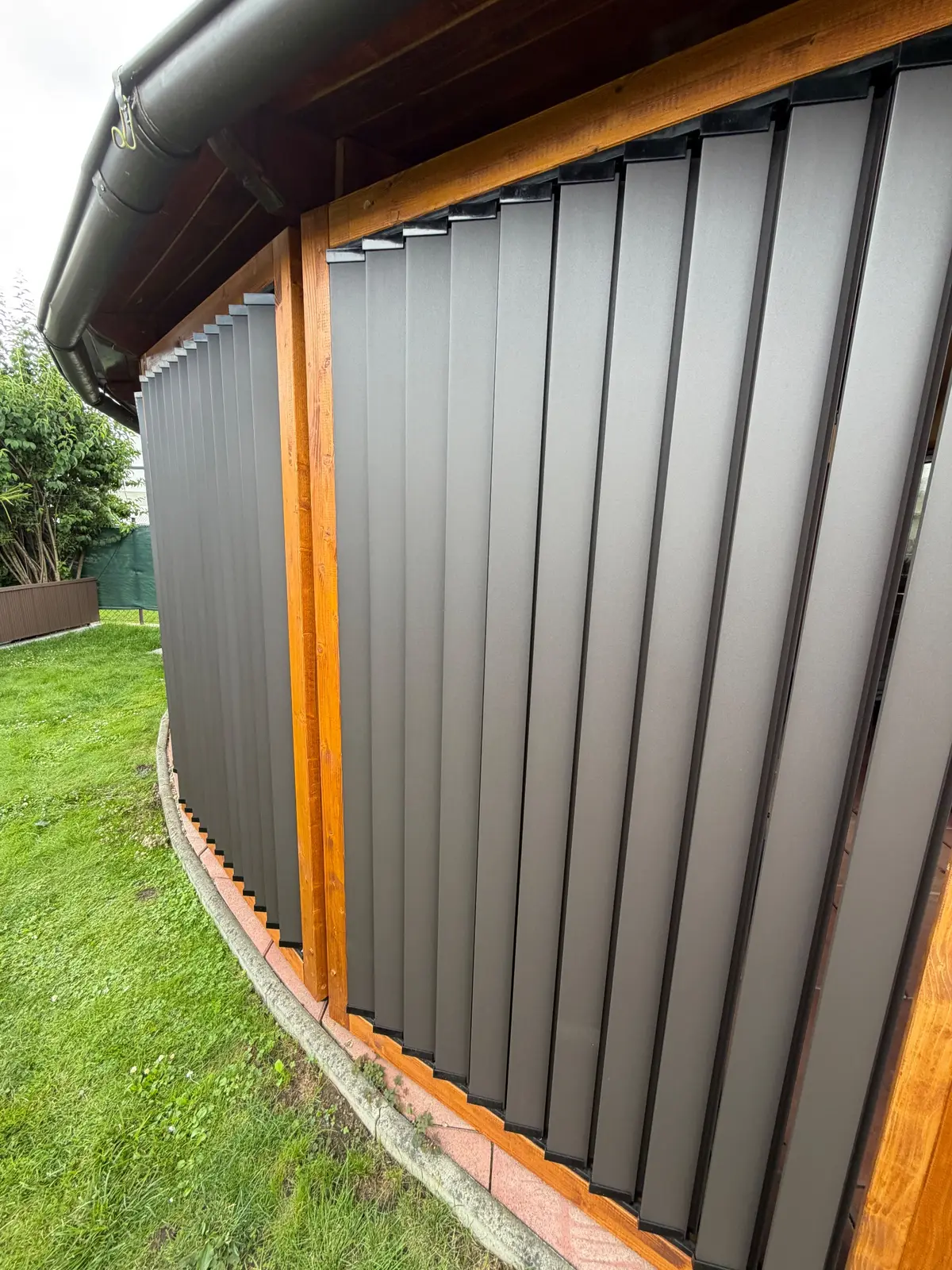 Wooden frame – aluminium louvres – Flowgarden project, photo 18 of 75