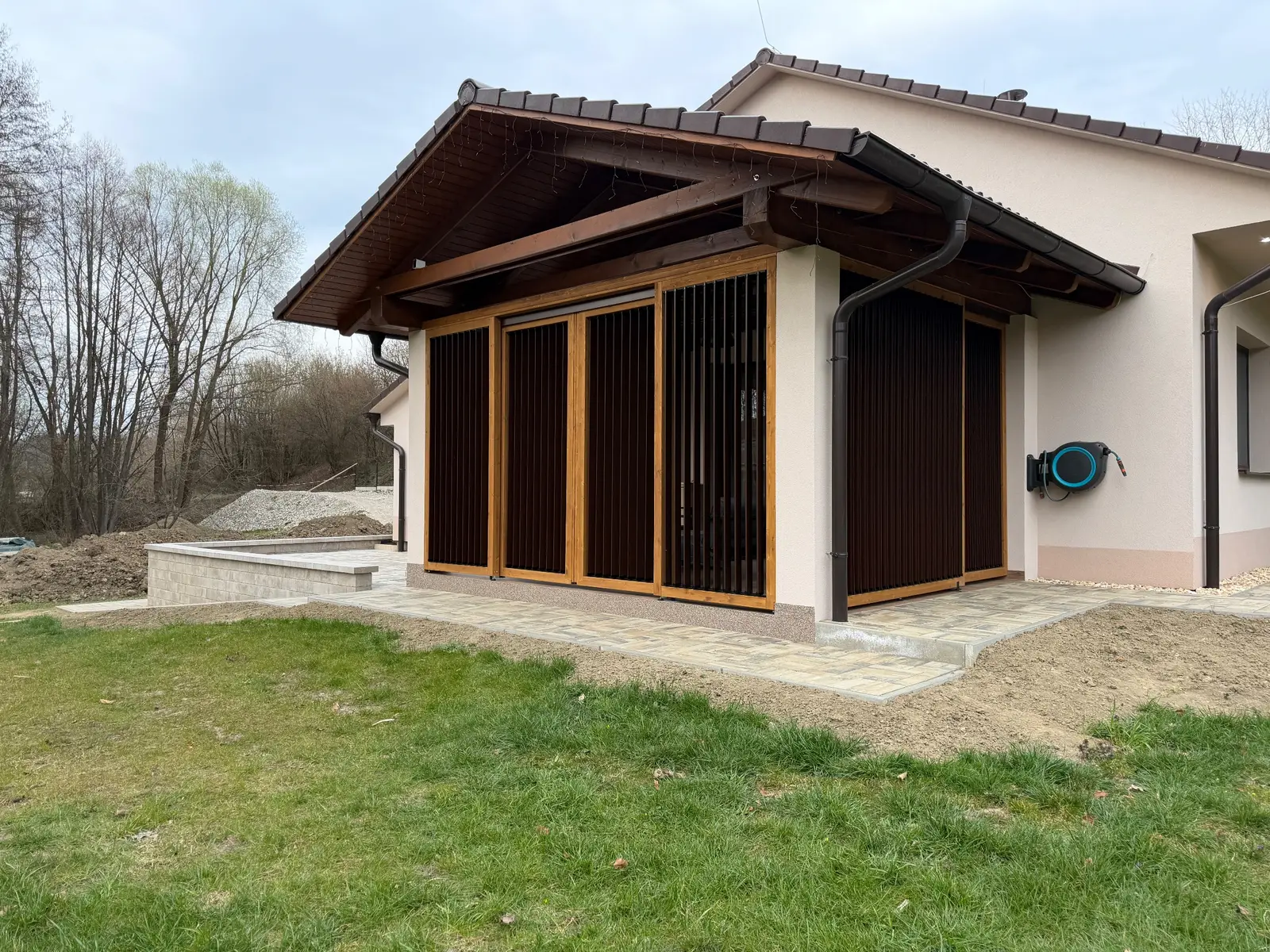 Wooden frame – aluminium louvres – Flowgarden project, photo 21 of 75