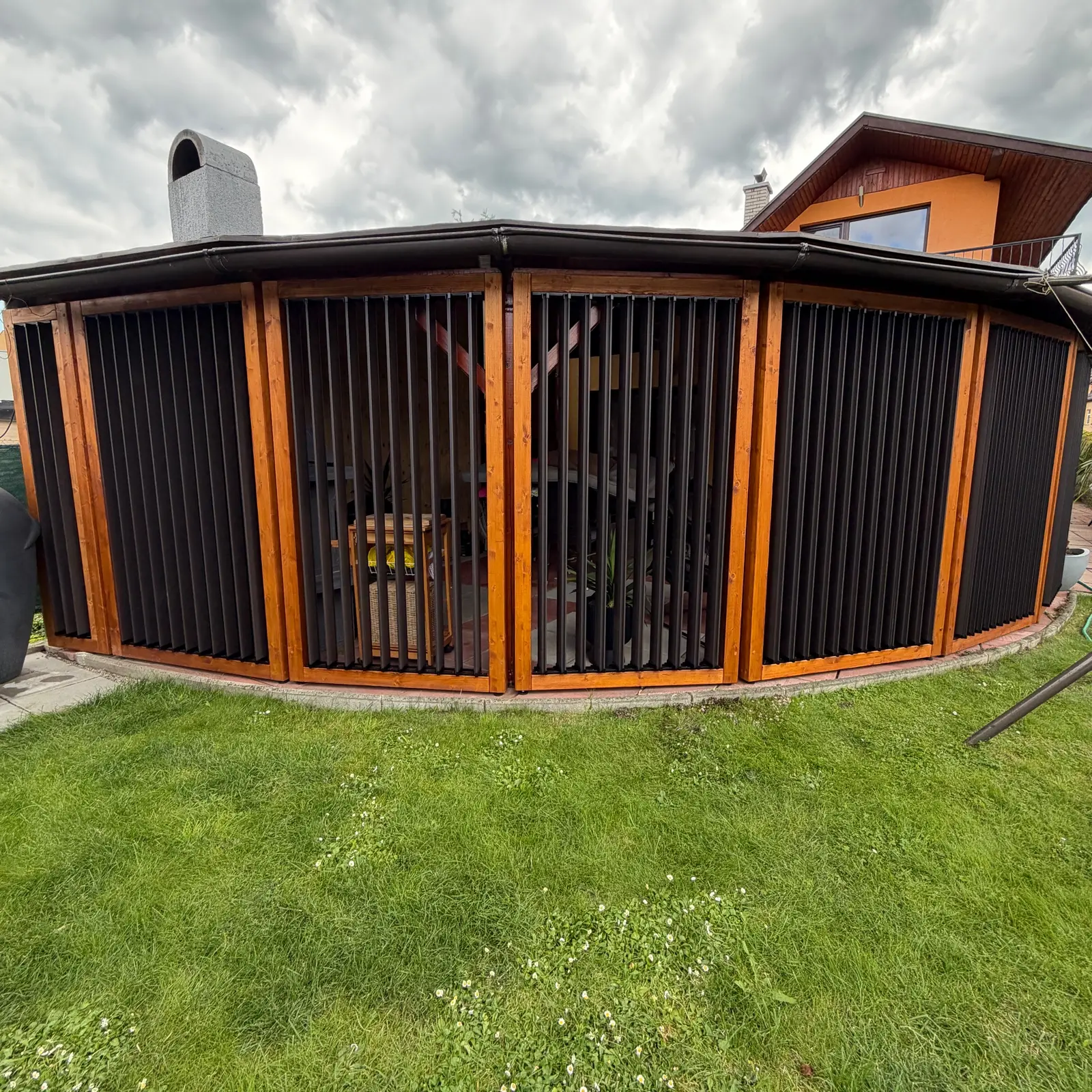 Wooden frame – aluminium louvres – Flowgarden project, photo 23 of 75