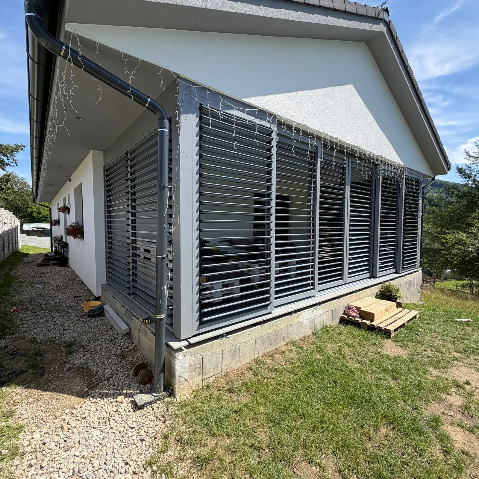 Wooden frame – aluminium louvres – Flowgarden project, photo 27 of 75