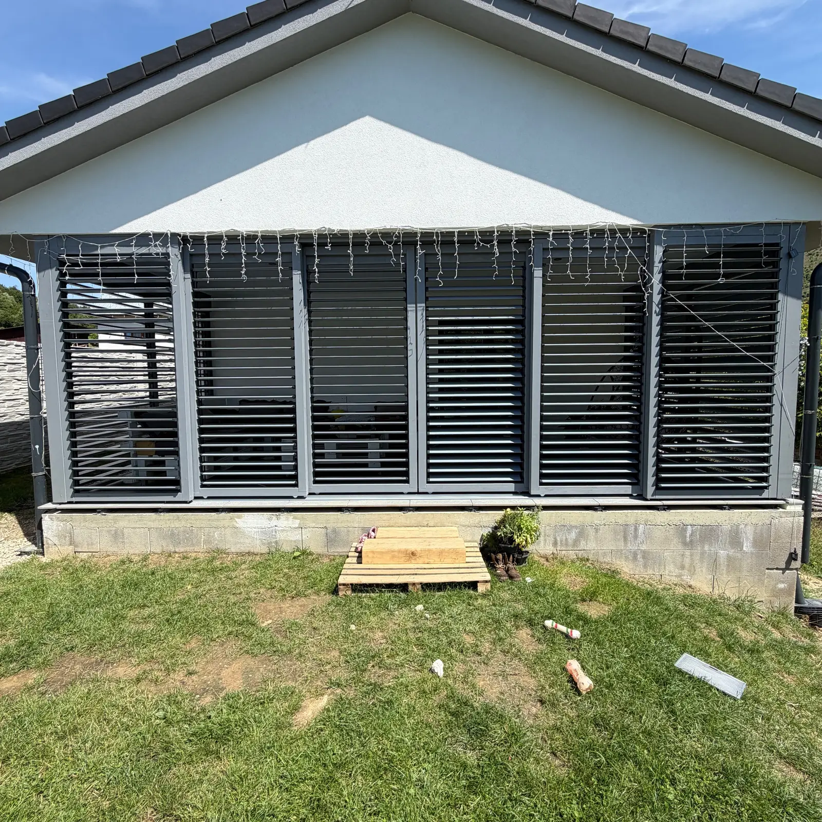 Wooden frame – aluminium louvres – Flowgarden project, photo 28 of 75
