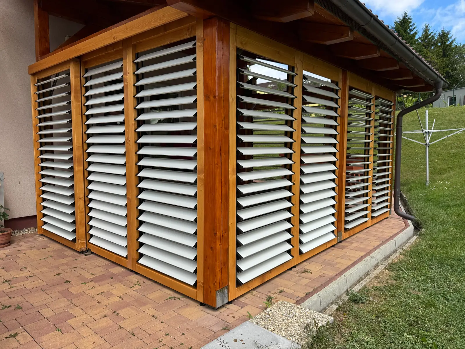 Wooden frame – aluminium louvres – Flowgarden project, photo 38 of 75