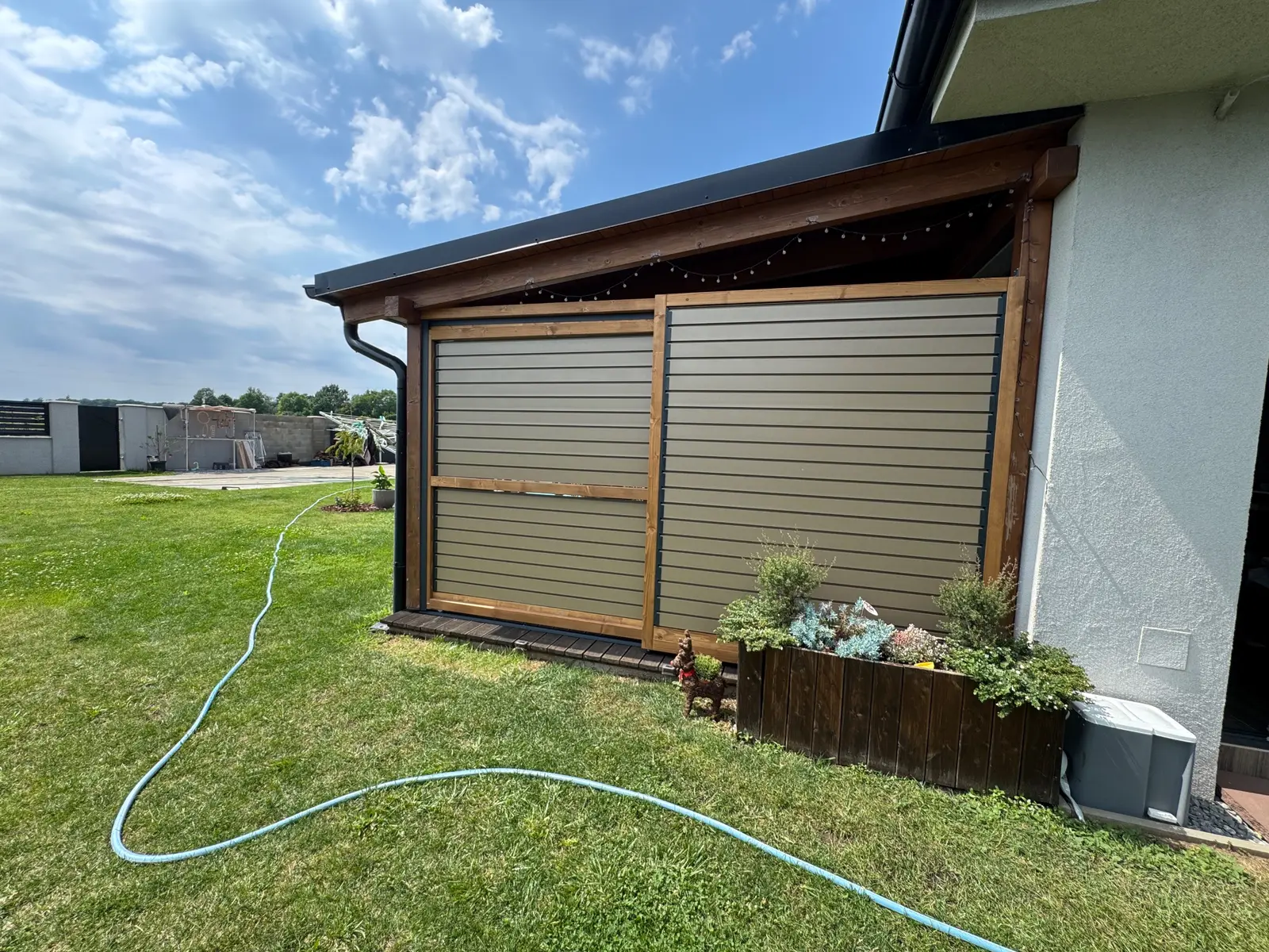 Wooden frame – aluminium louvres – Flowgarden project, photo 42 of 75