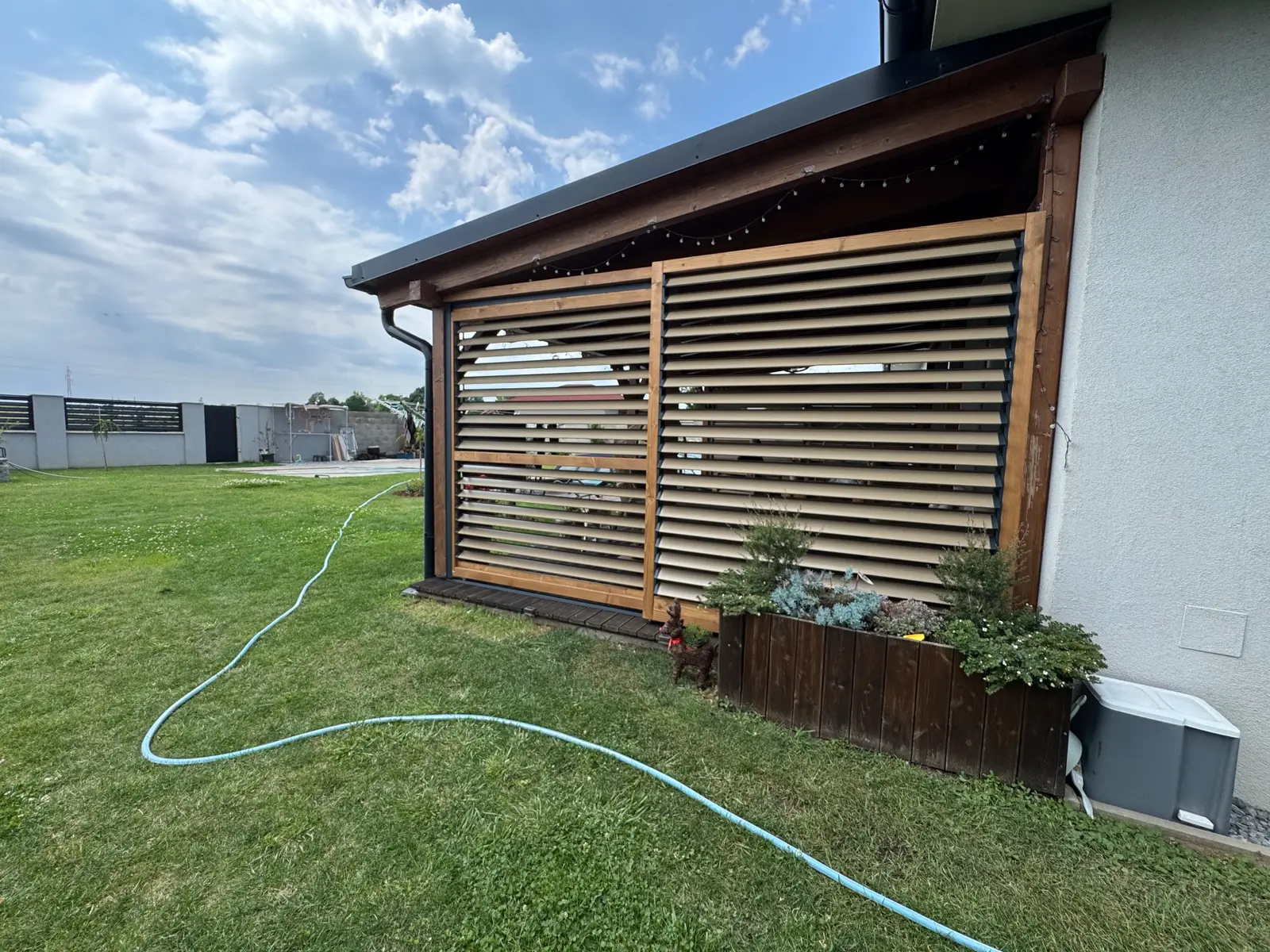 Wooden frame – aluminium louvres – Flowgarden project, photo 43 of 75