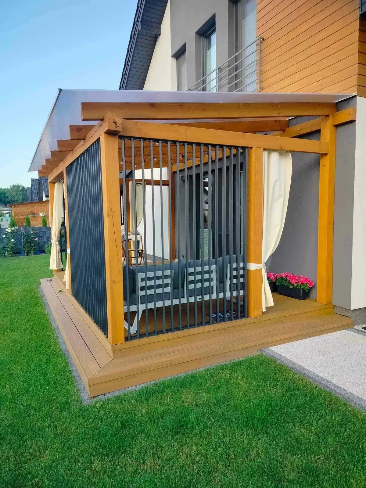 Wooden frame – aluminium louvres – Flowgarden project, photo 47 of 75