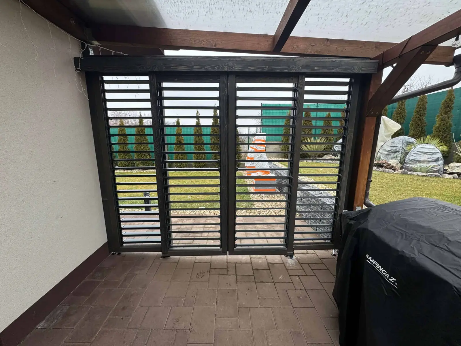 Wooden frame – aluminium louvres – Flowgarden project, photo 58 of 75