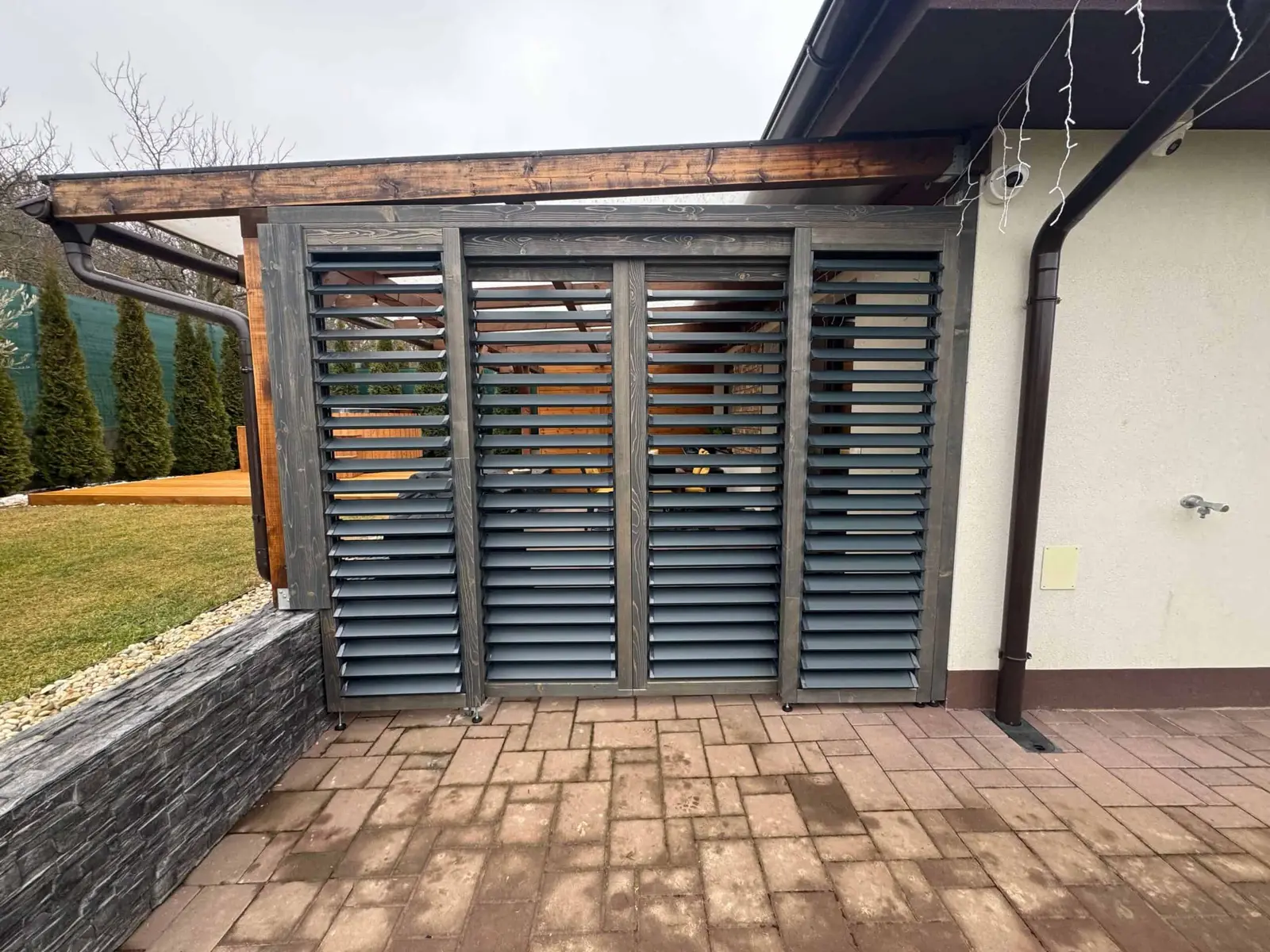 Wooden frame – aluminium louvres – Flowgarden project, photo 61 of 75