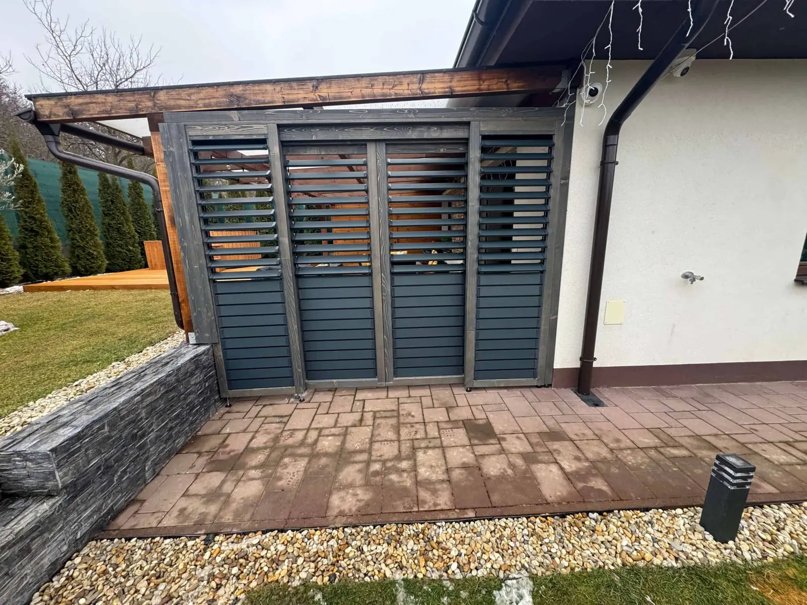 Wooden frame – aluminium louvres – Flowgarden project, photo 62 of 75