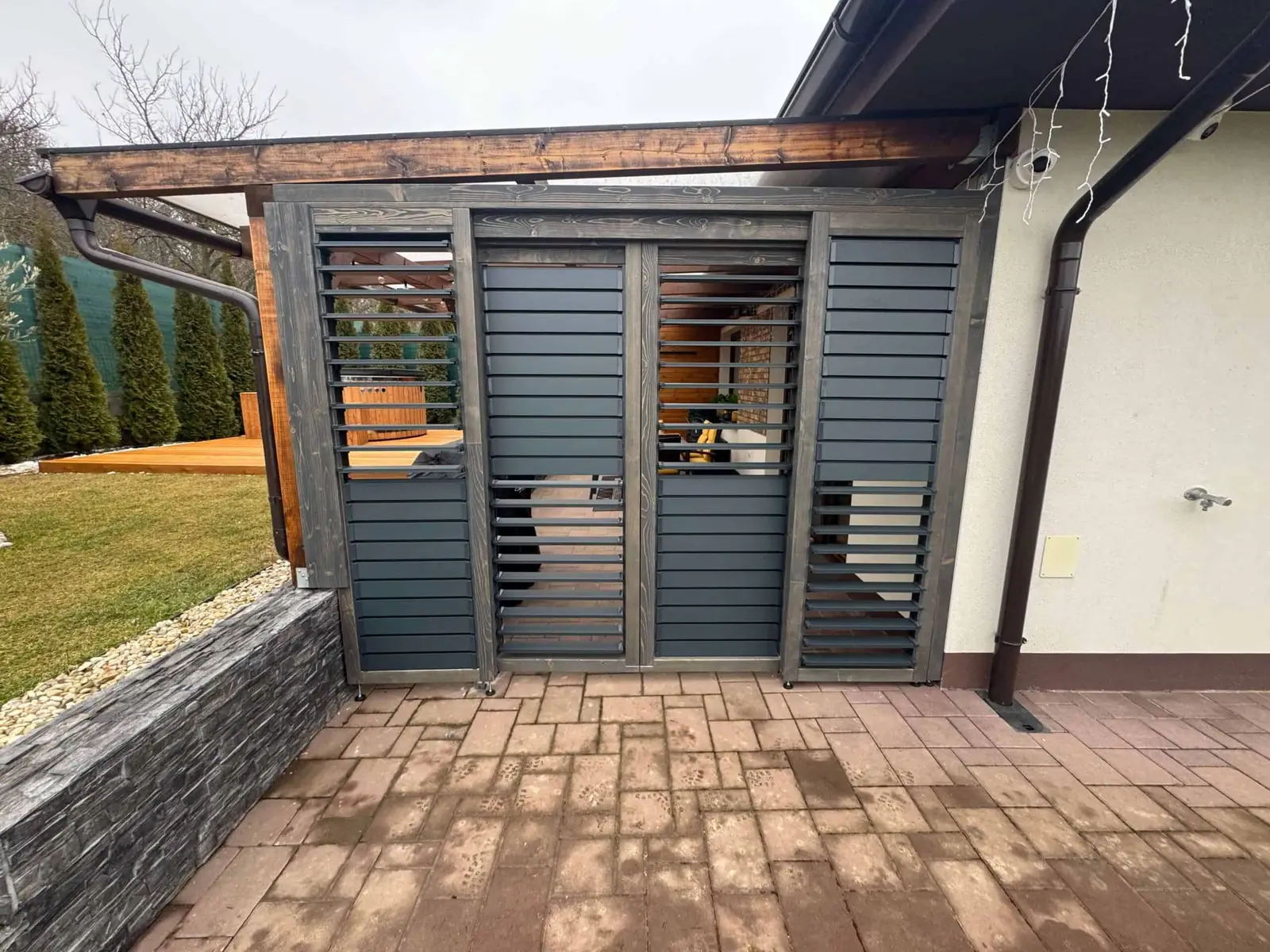 Wooden frame – aluminium louvres – Flowgarden project, photo 64 of 75