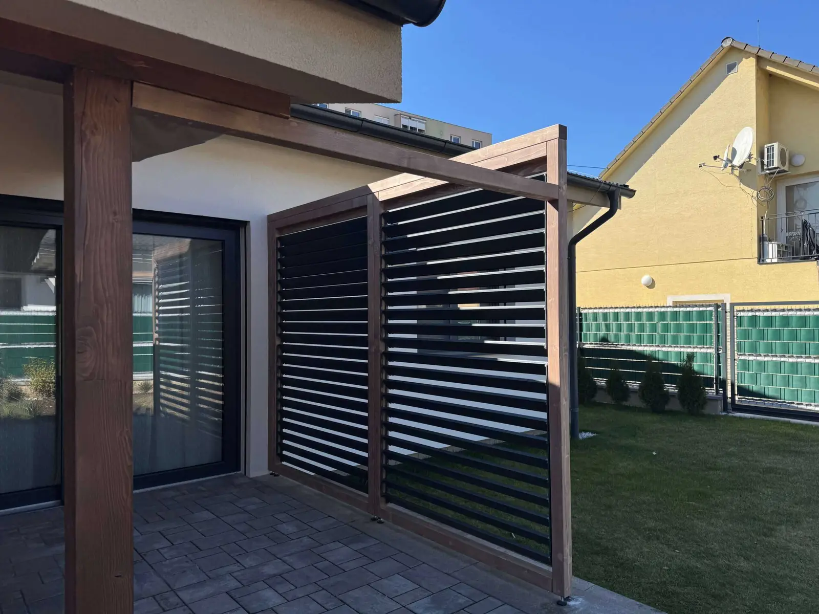 Wooden frame – aluminium louvres – Flowgarden project, photo 70 of 75
