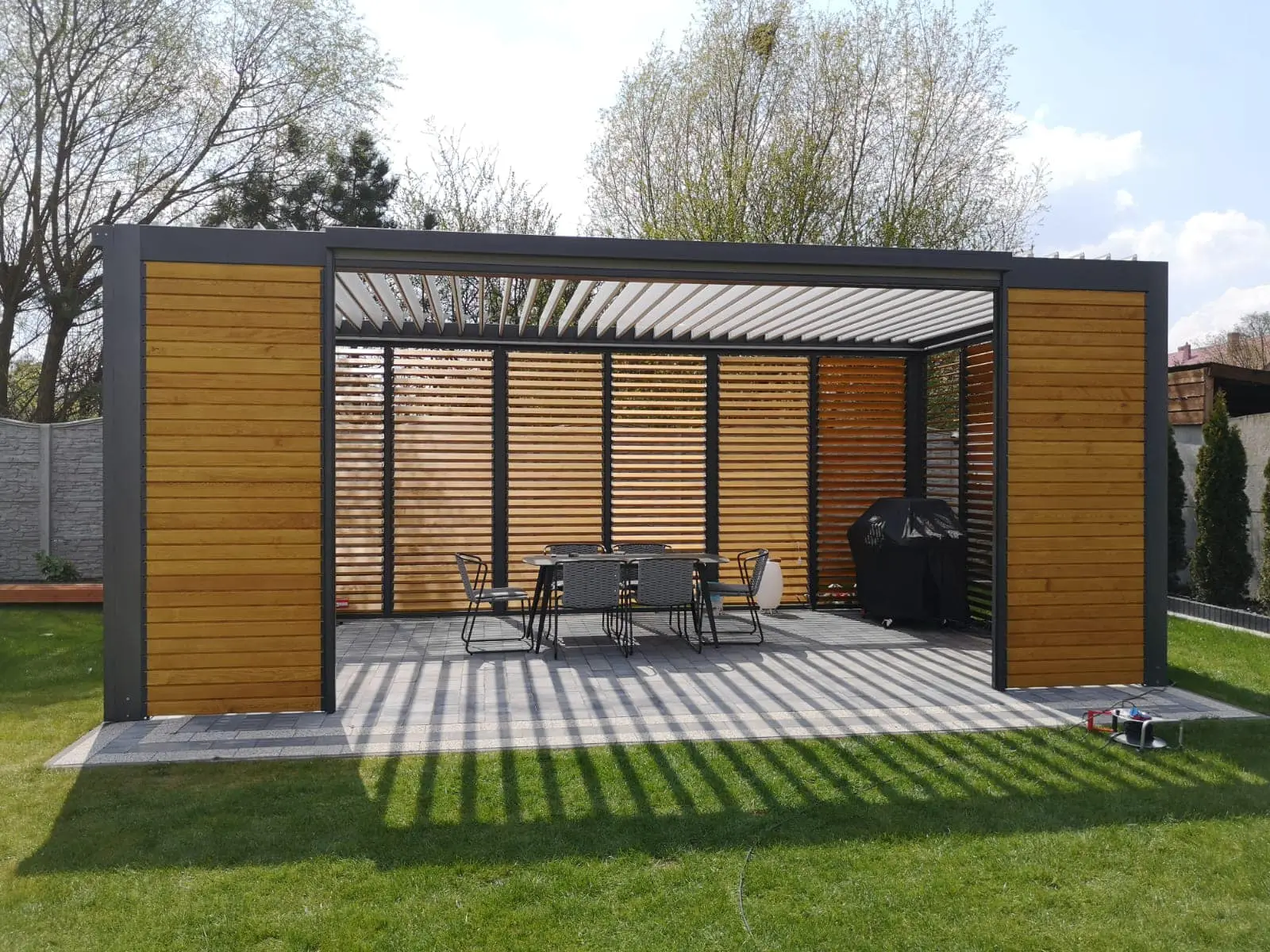 Aluminium frame – wooden louvres – Flowgarden project, photo 7 of 50