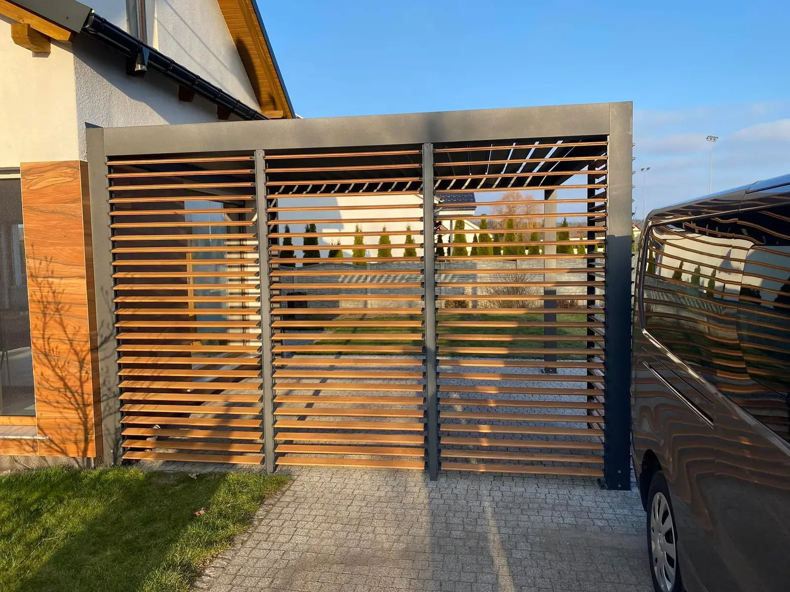 Aluminium frame – wooden louvres – Flowgarden project, photo 13 of 50