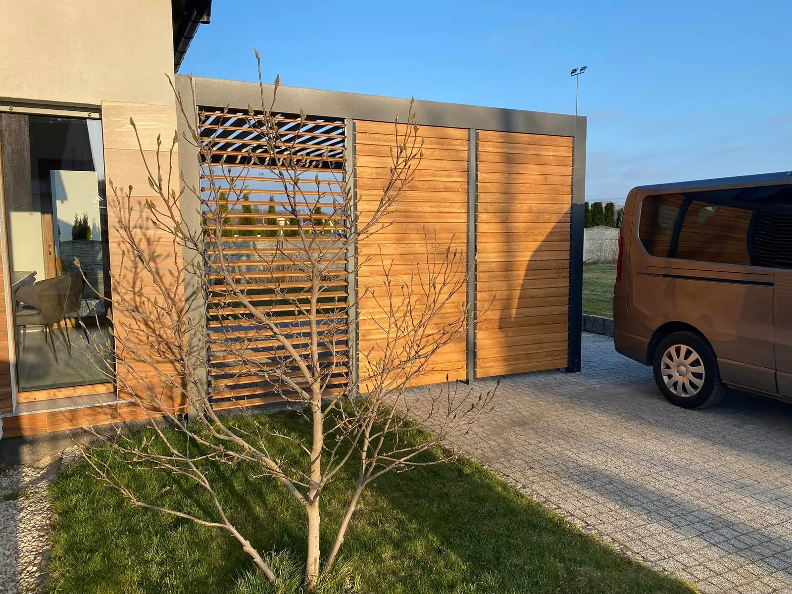 Aluminium frame – wooden louvres – Flowgarden project, photo 15 of 50