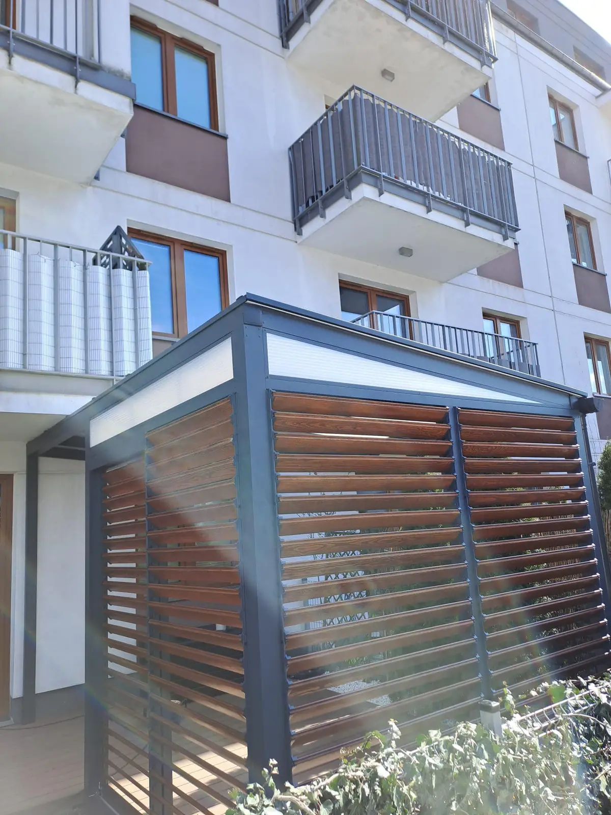 Aluminium frame – wooden louvres – Flowgarden project, photo 16 of 50