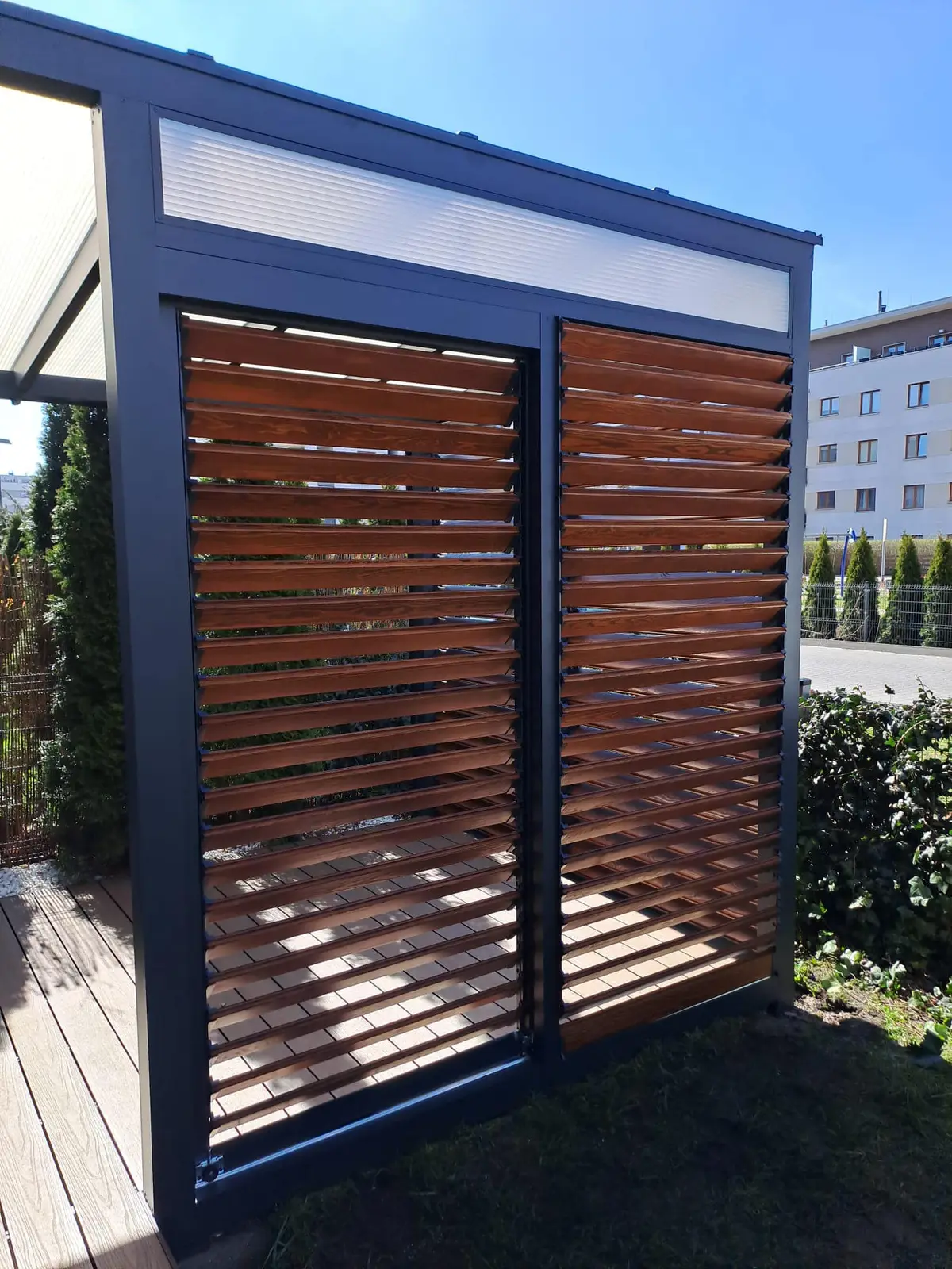 Aluminium frame – wooden louvres – Flowgarden project, photo 17 of 50