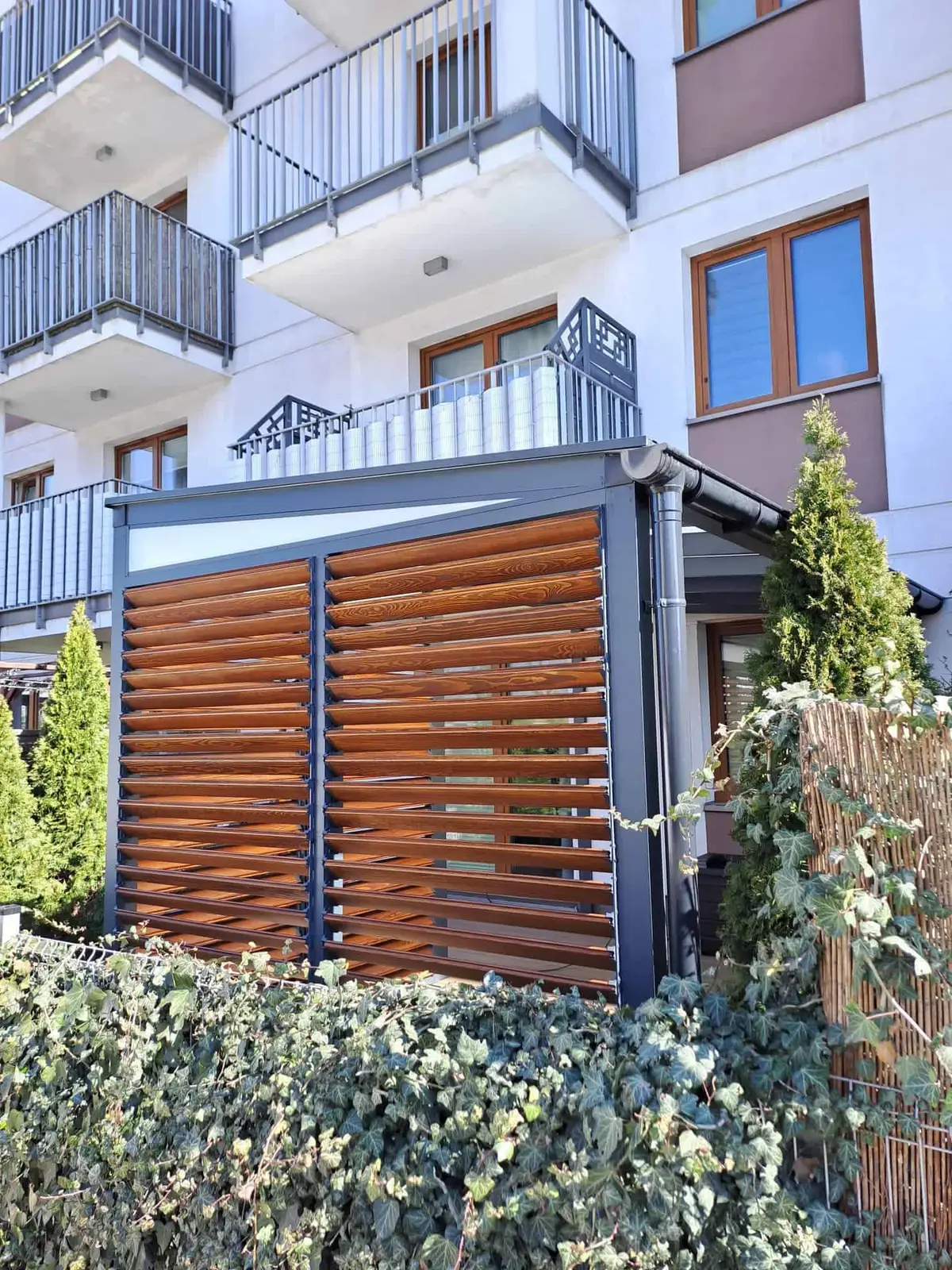 Aluminium frame – wooden louvres – Flowgarden project, photo 21 of 50
