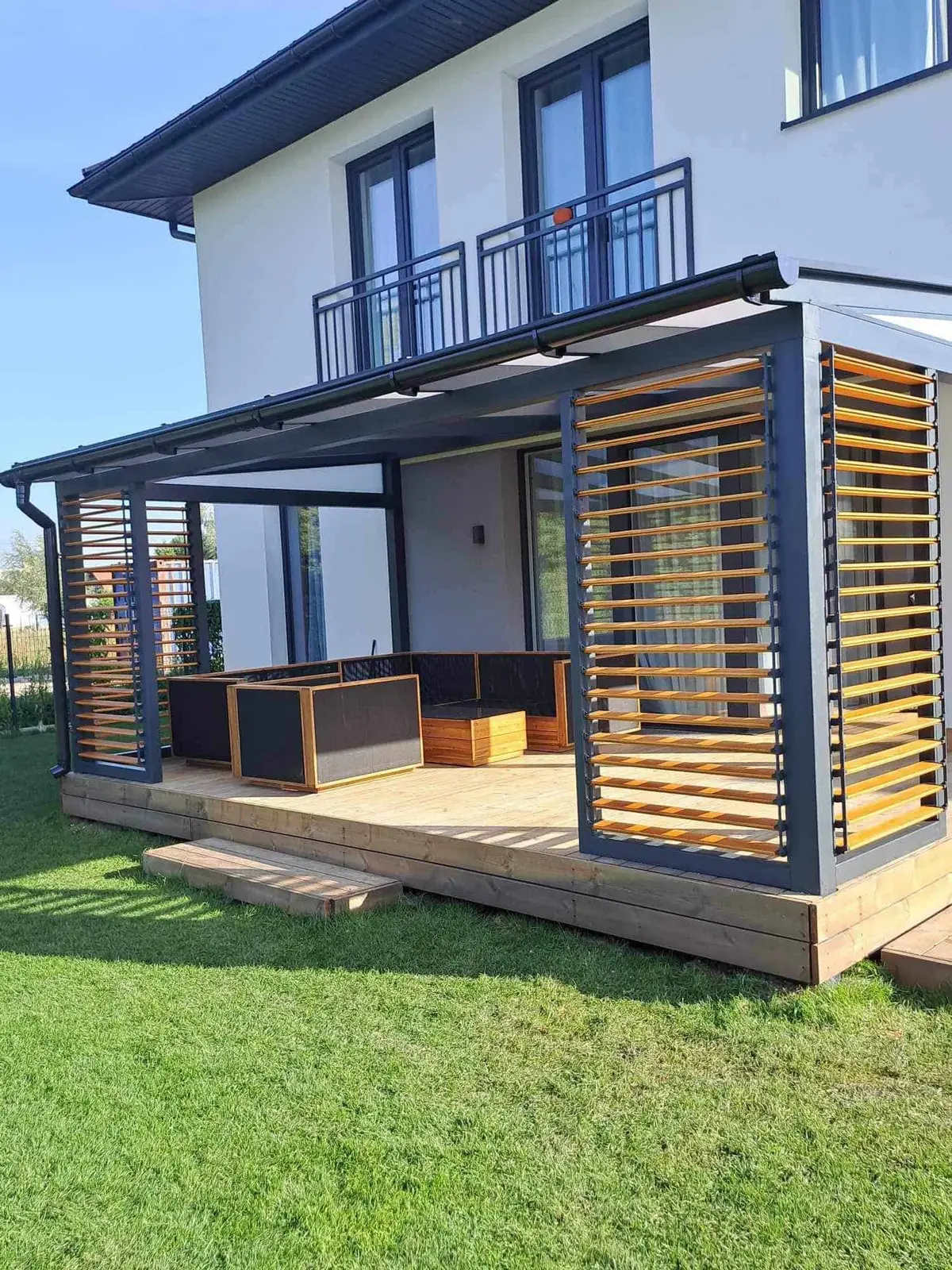 Aluminium frame – wooden louvres – Flowgarden project, photo 24 of 50