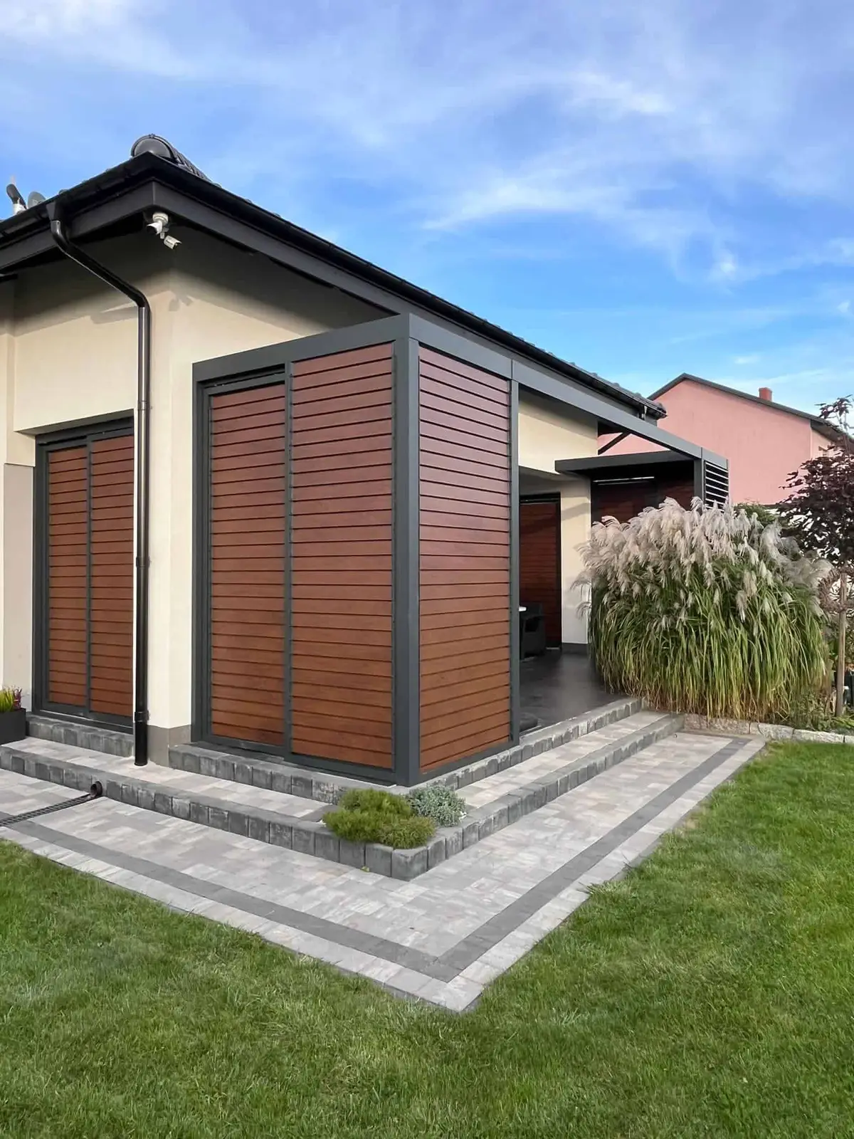 Aluminium frame – wooden louvres – Flowgarden project, photo 28 of 50