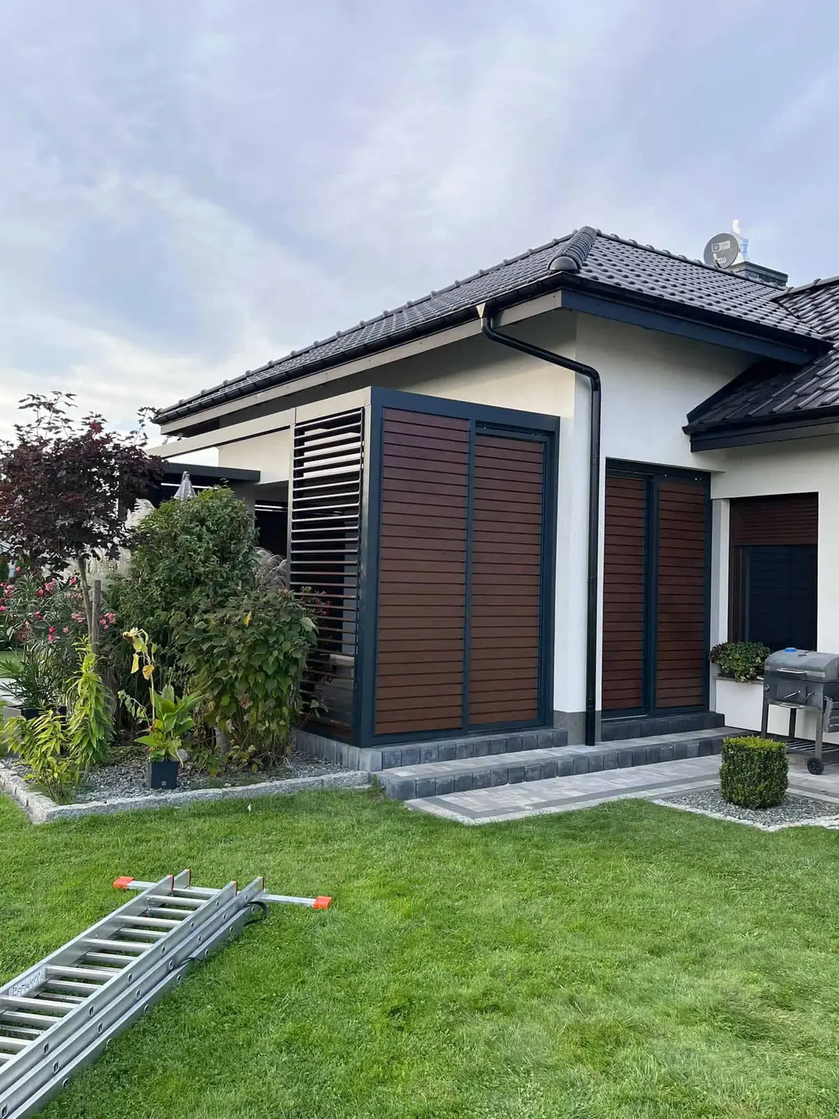 Aluminium frame – wooden louvres – Flowgarden project, photo 29 of 50