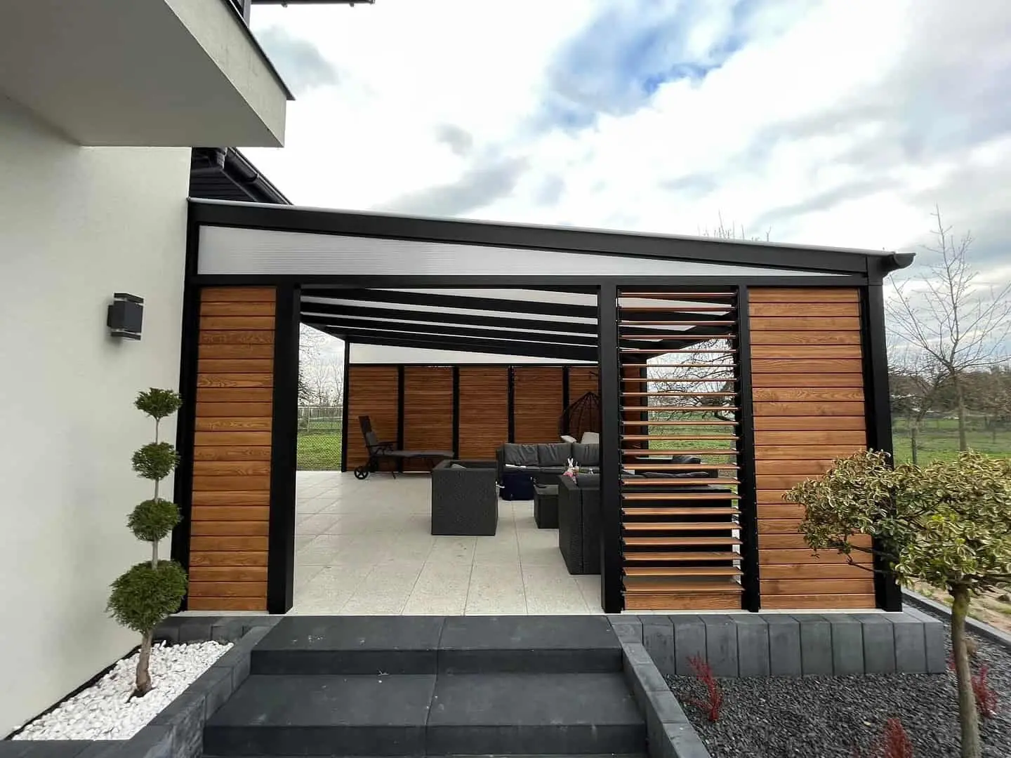 Aluminium frame – wooden louvres – Flowgarden project, photo 30 of 50