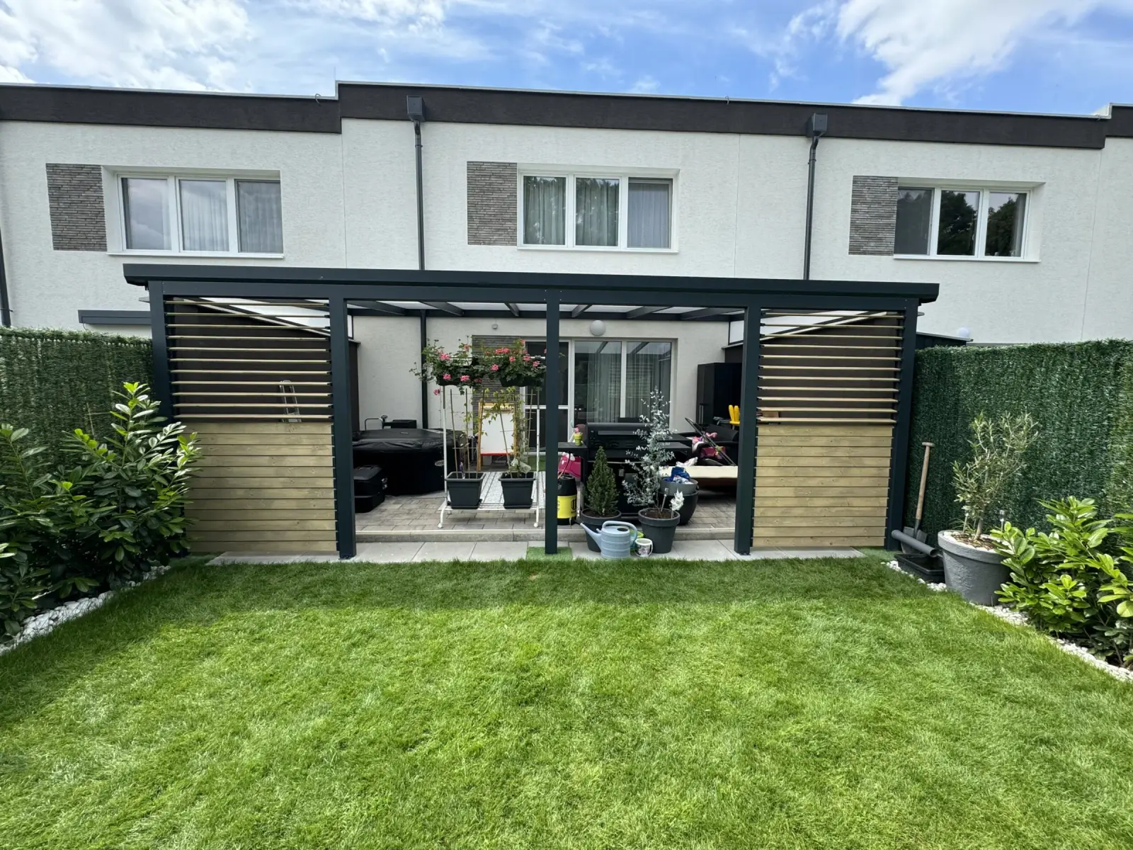 Aluminium frame – wooden louvres – Flowgarden project, photo 32 of 50