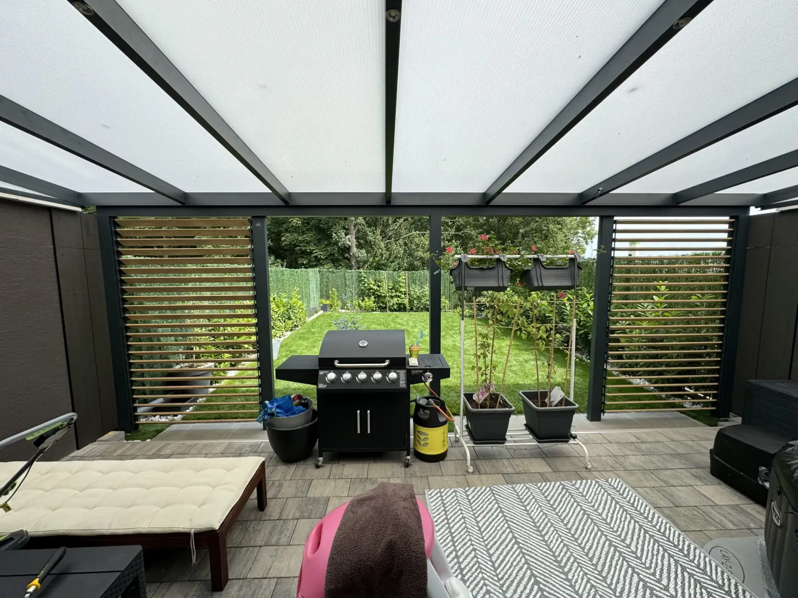 Aluminium frame – wooden louvres – Flowgarden project, photo 33 of 50