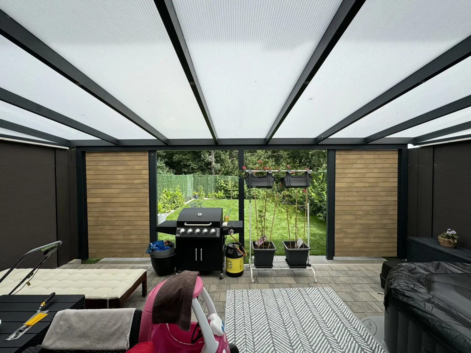 Aluminium frame – wooden louvres – Flowgarden project, photo 34 of 50