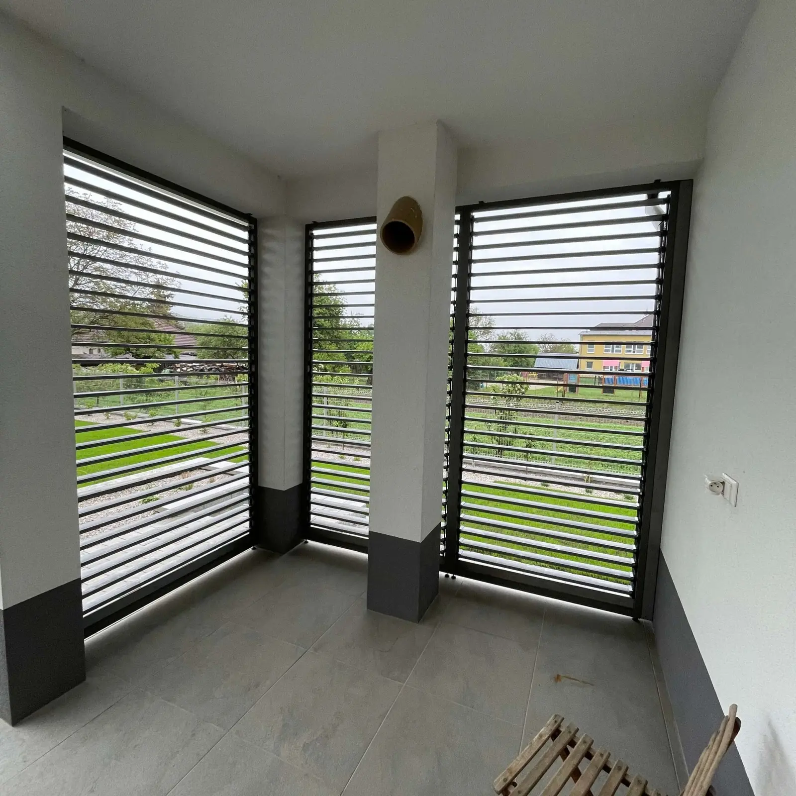 Aluminium frame – wooden louvres – Flowgarden project, photo 36 of 50