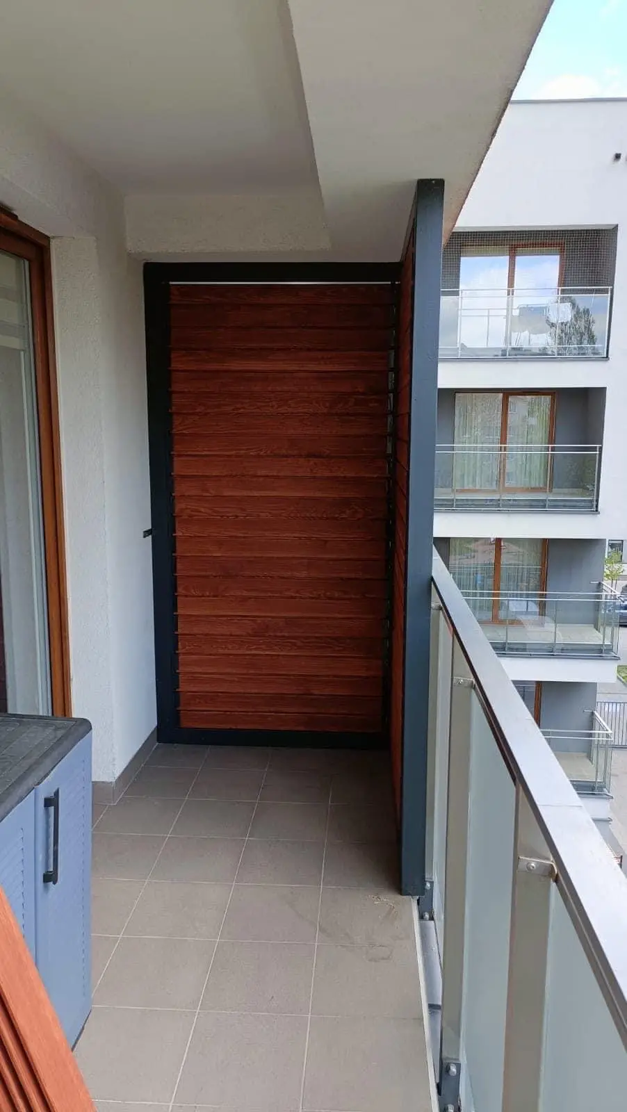 Aluminium frame – wooden louvres – Flowgarden project, photo 43 of 50