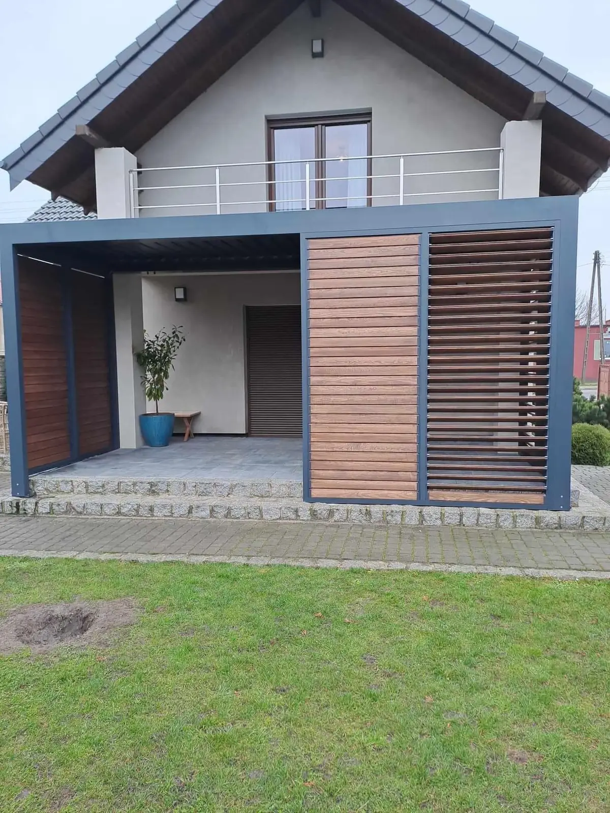 Aluminium frame – wooden louvres – Flowgarden project, photo 46 of 50