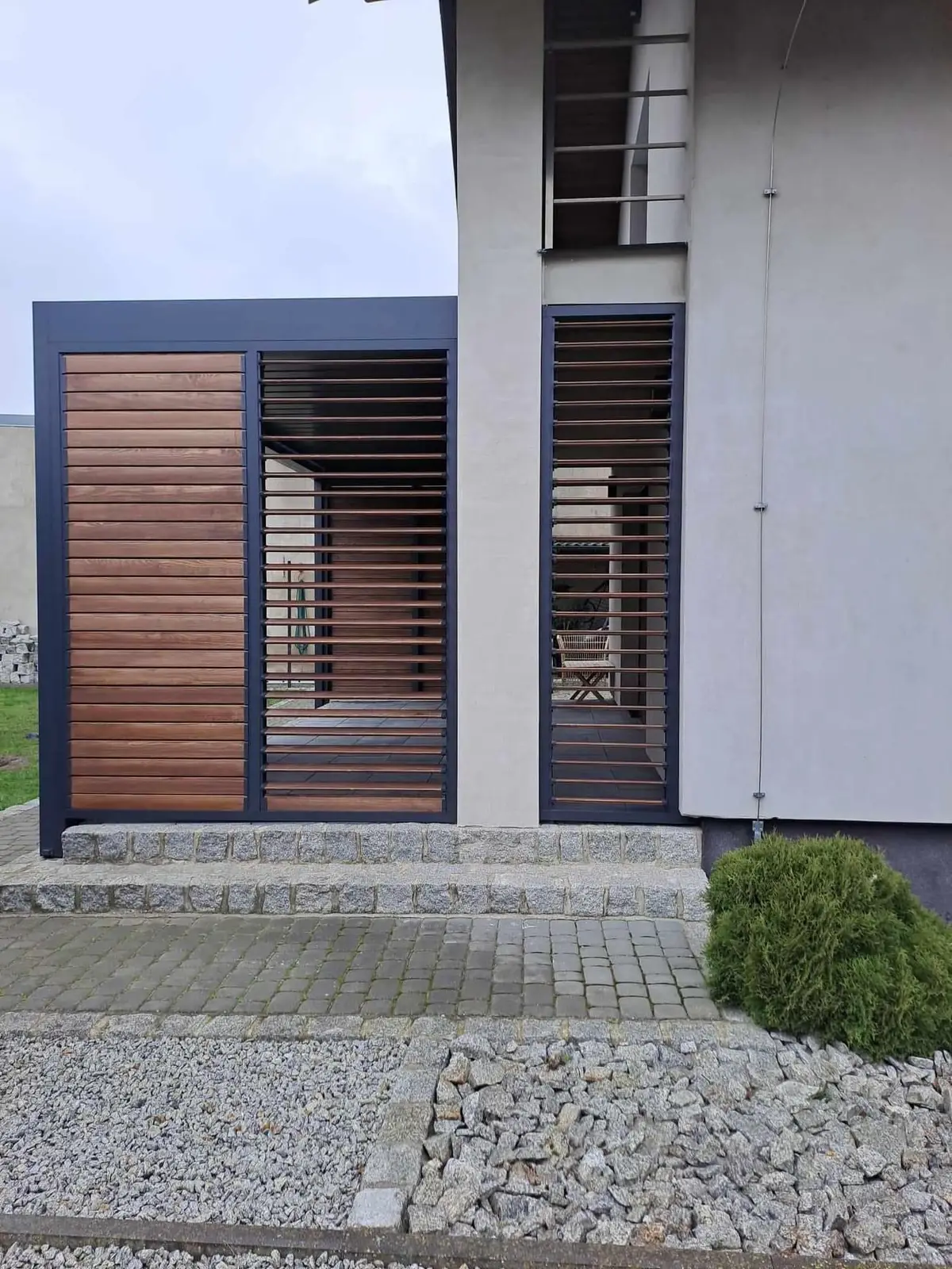 Aluminium frame – wooden louvres – Flowgarden project, photo 47 of 50