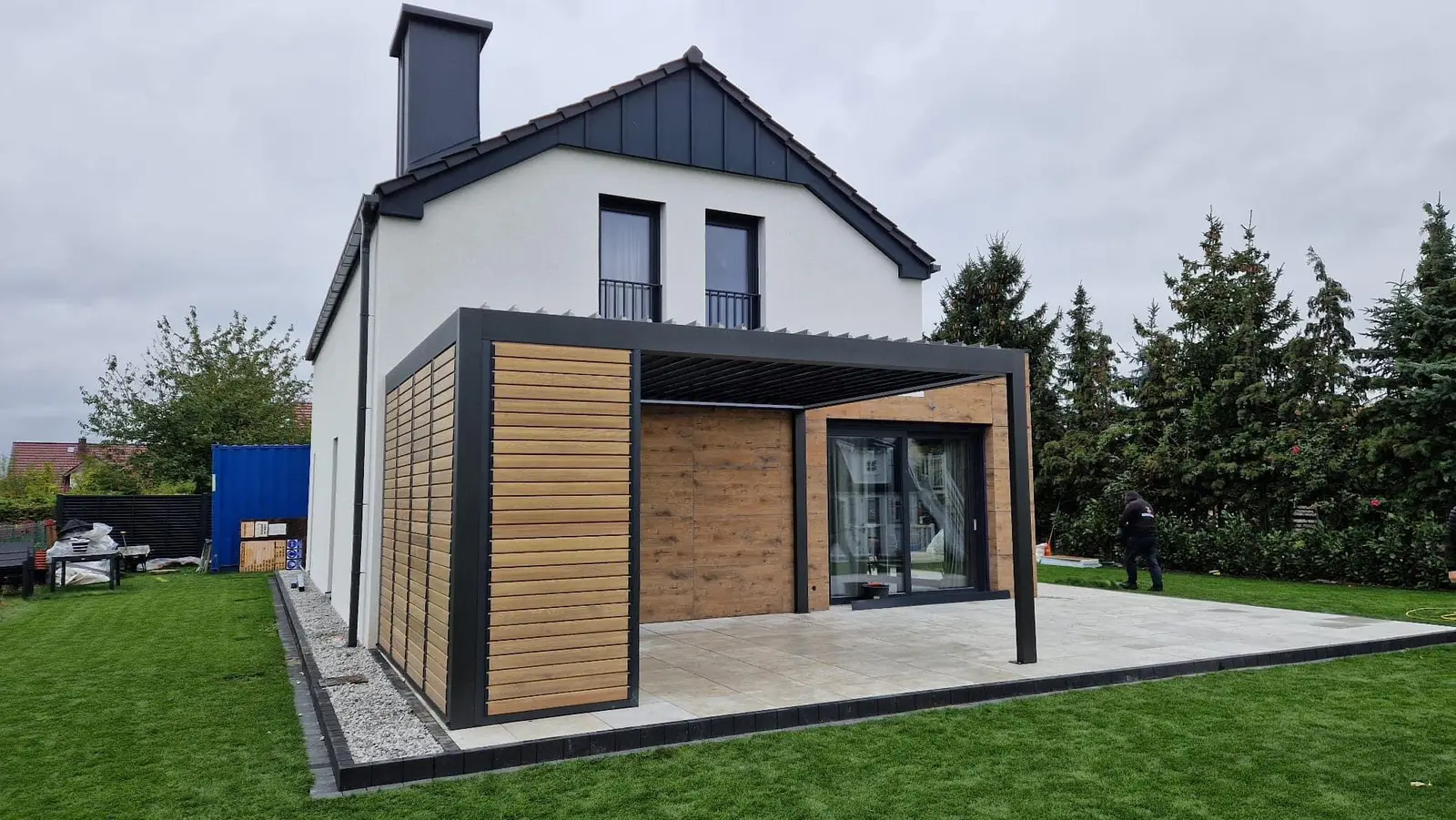 Aluminium frame – wooden louvres – Flowgarden project, photo 49 of 50