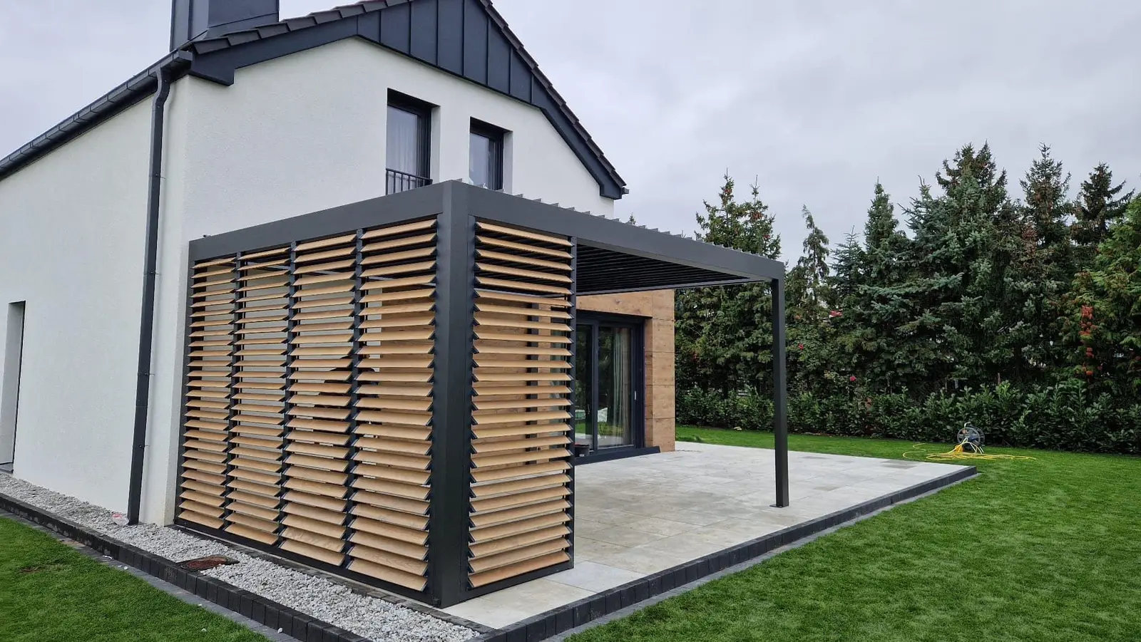 Aluminium frame – wooden louvres – Flowgarden project, photo 50 of 50