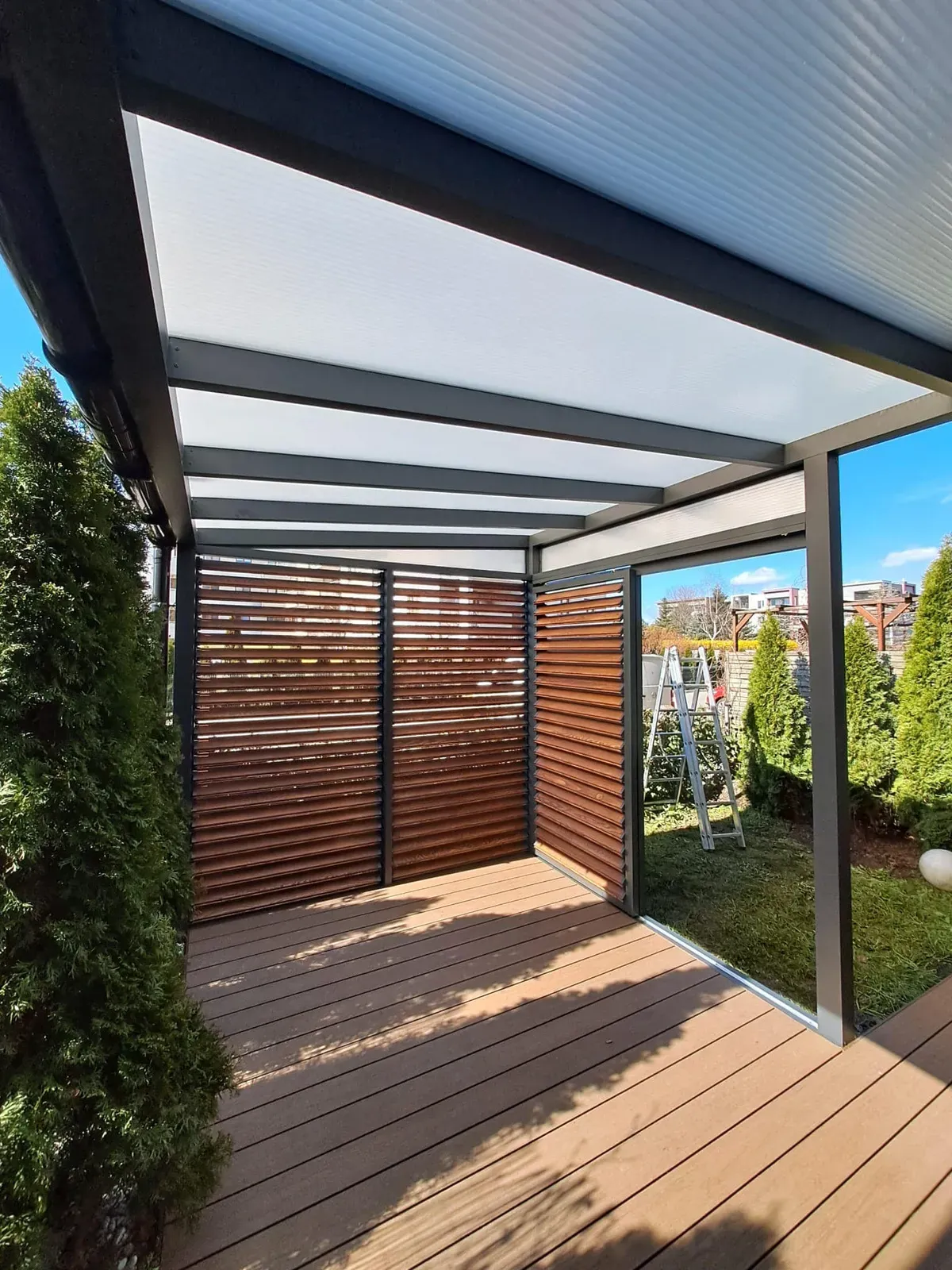 Aluminium pergola with a polycarbonate roof over a terrace – Flowgarden project