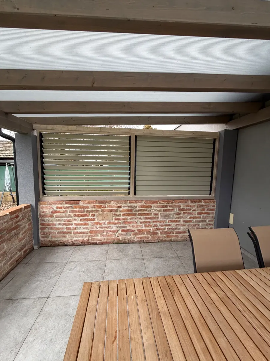 Wooden frame and aluminium louvres – Flowgarden project
