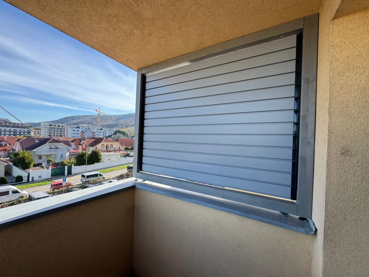Wooden frame and aluminium louvres – Flowgarden project
