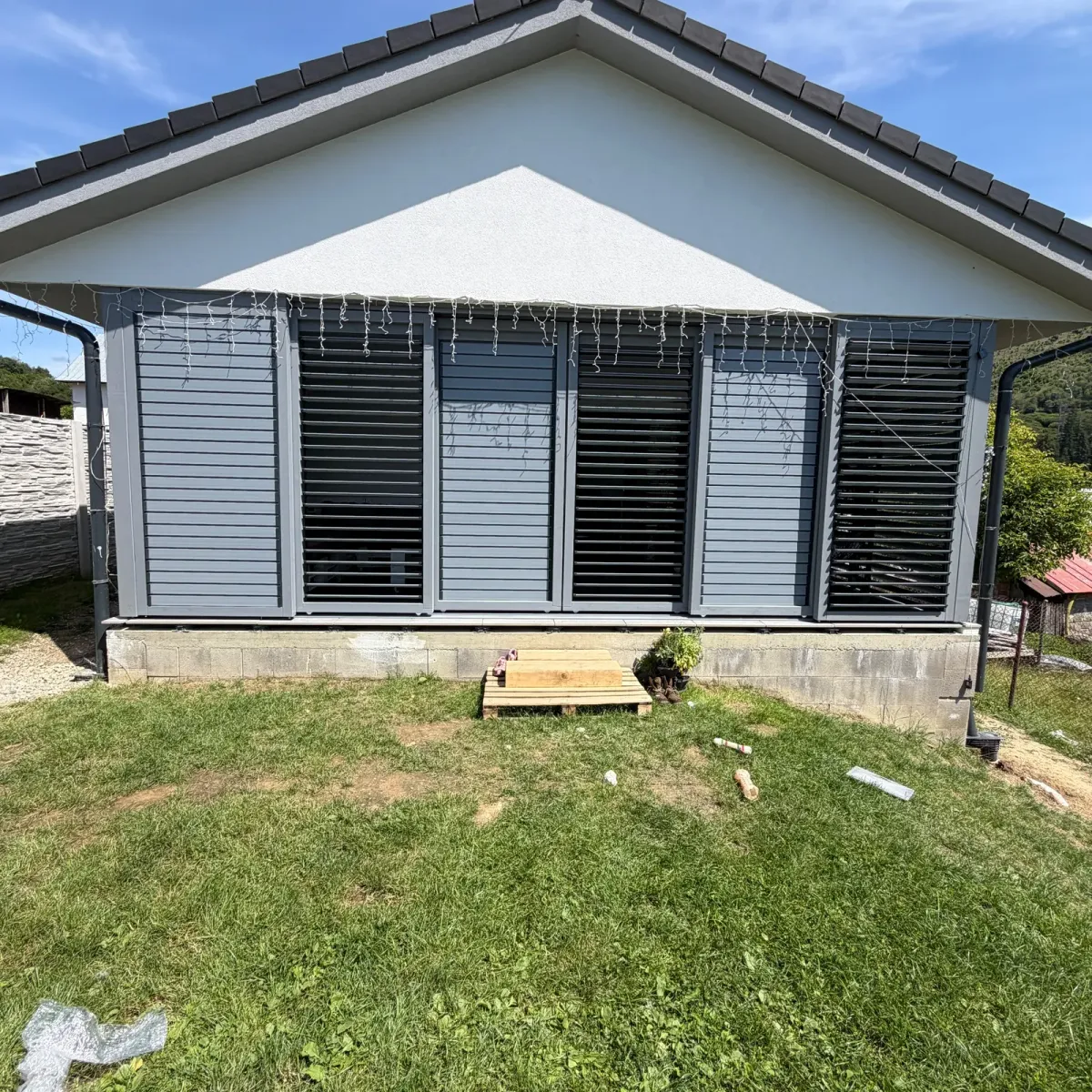 Wooden frame and aluminium louvres – Flowgarden project